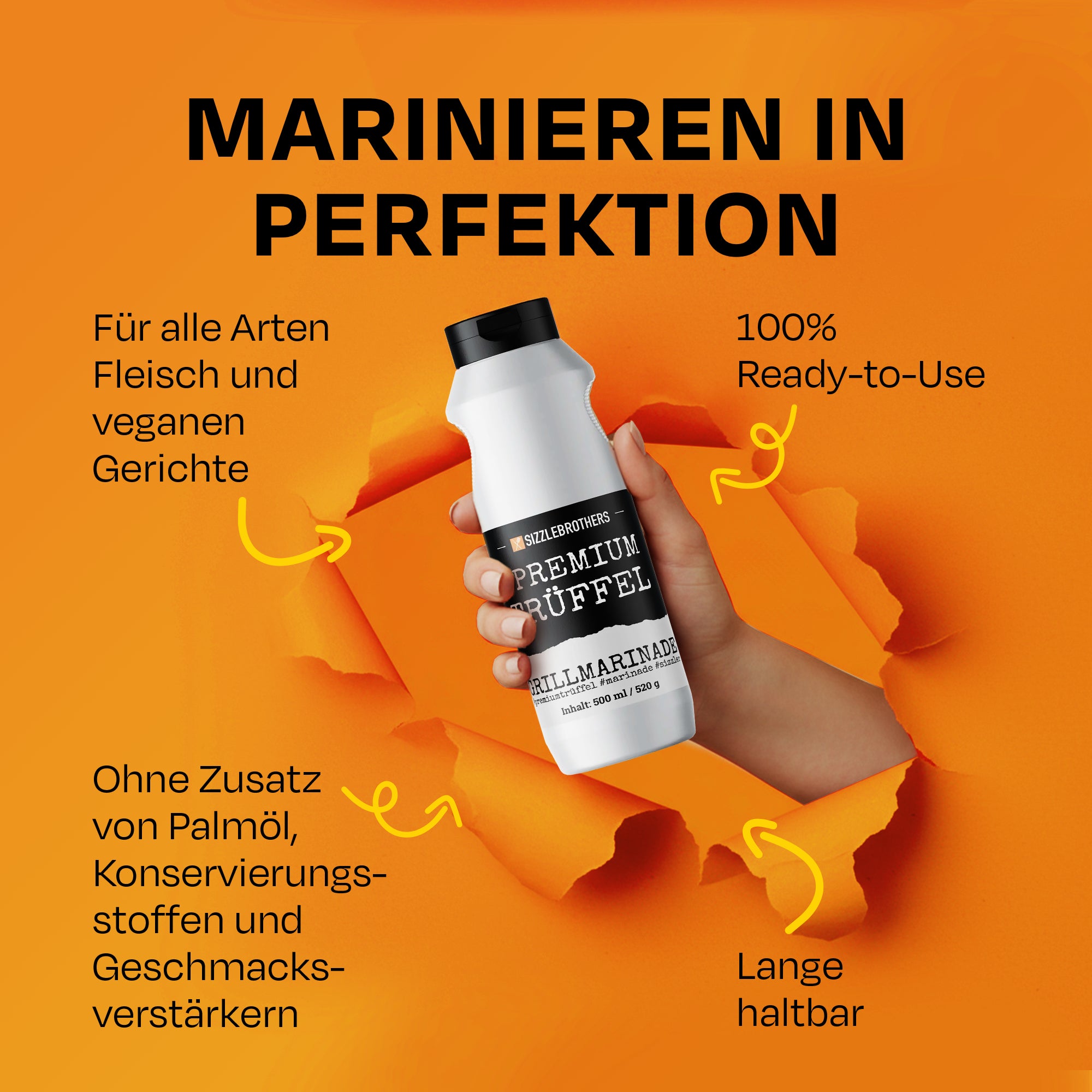 Hand hält Grillmarinade-Flasche vor orangefarbenem Hintergrund, Text: Marinieren in Perfektion.