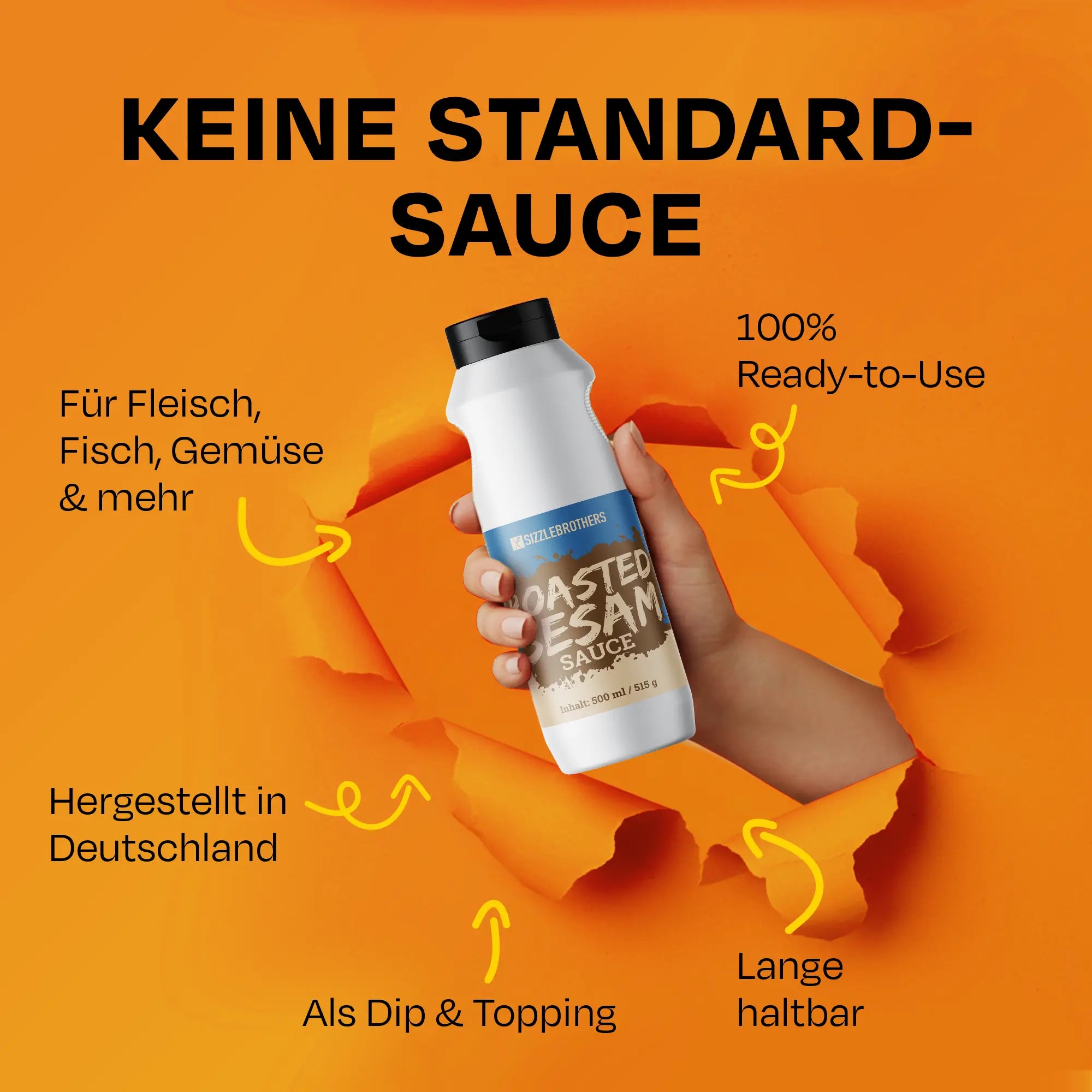 Hand hält Flasche. Text: KEINE STANDARD-SAUCE. Für Fleisch, Fisch, Gemüse. Lange haltbar, 100% Ready-to-Use.