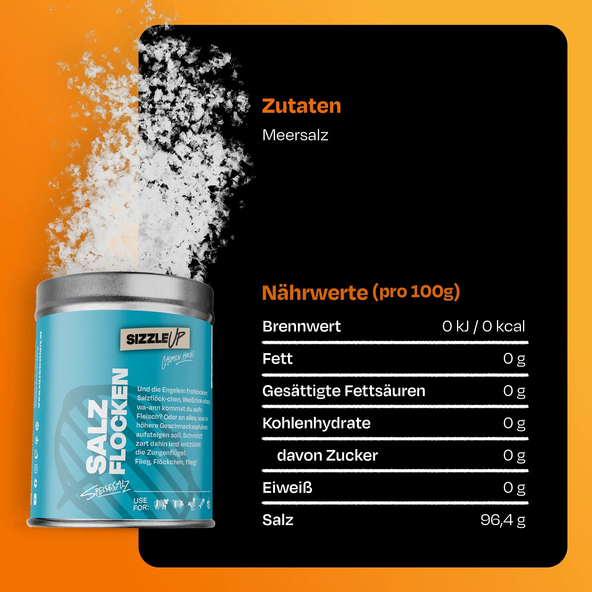 Dose Salzflocken mit Nährwerten auf schwarzem Hintergrund steht vor Salzstreu.