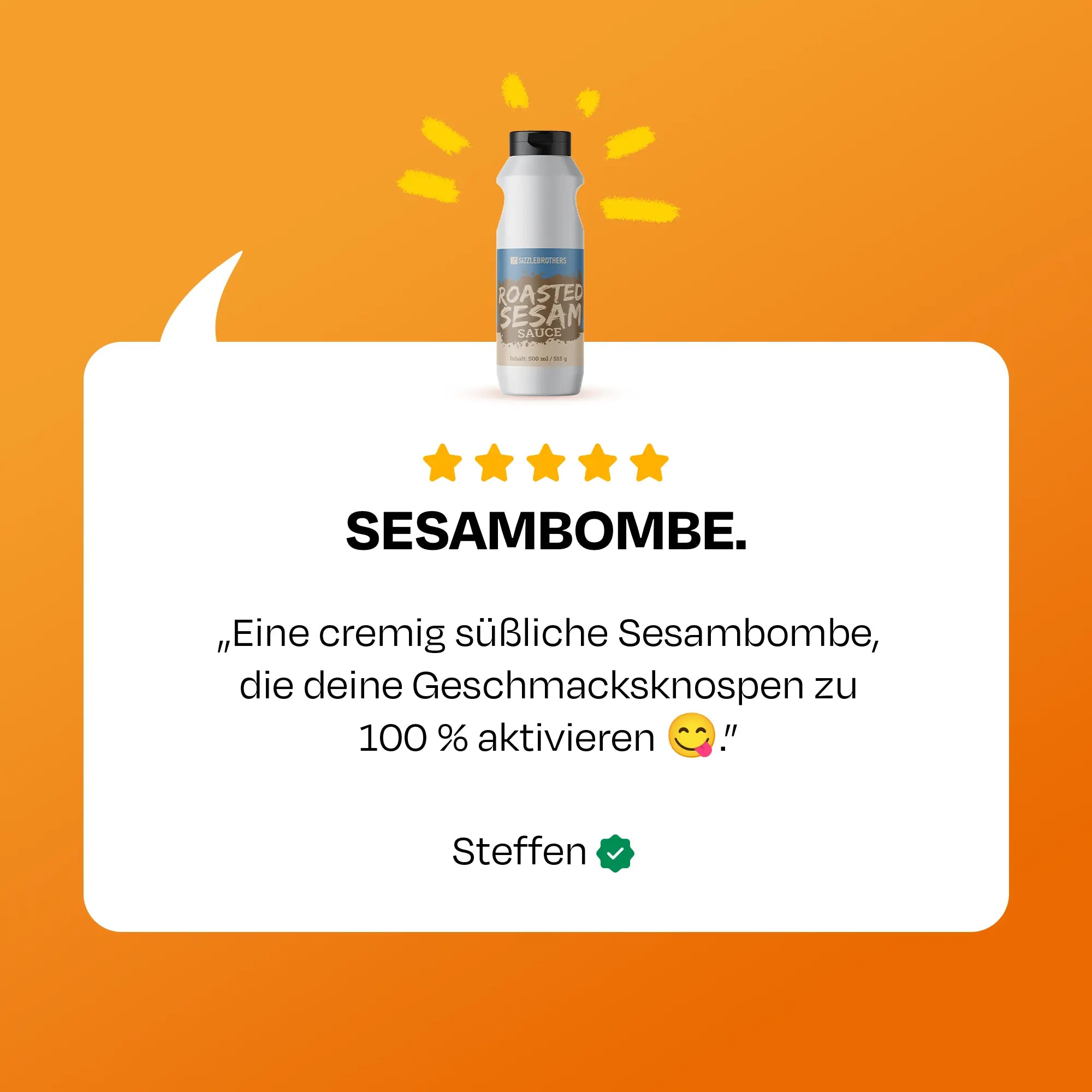 Eine Flasche mit gelalem Hintergrund und der Text: SESAMBOMBE. "Eine cremig süßliche Sesambombe, die deine Geschmacksknospen zu 100 % aktivieren." Steffen