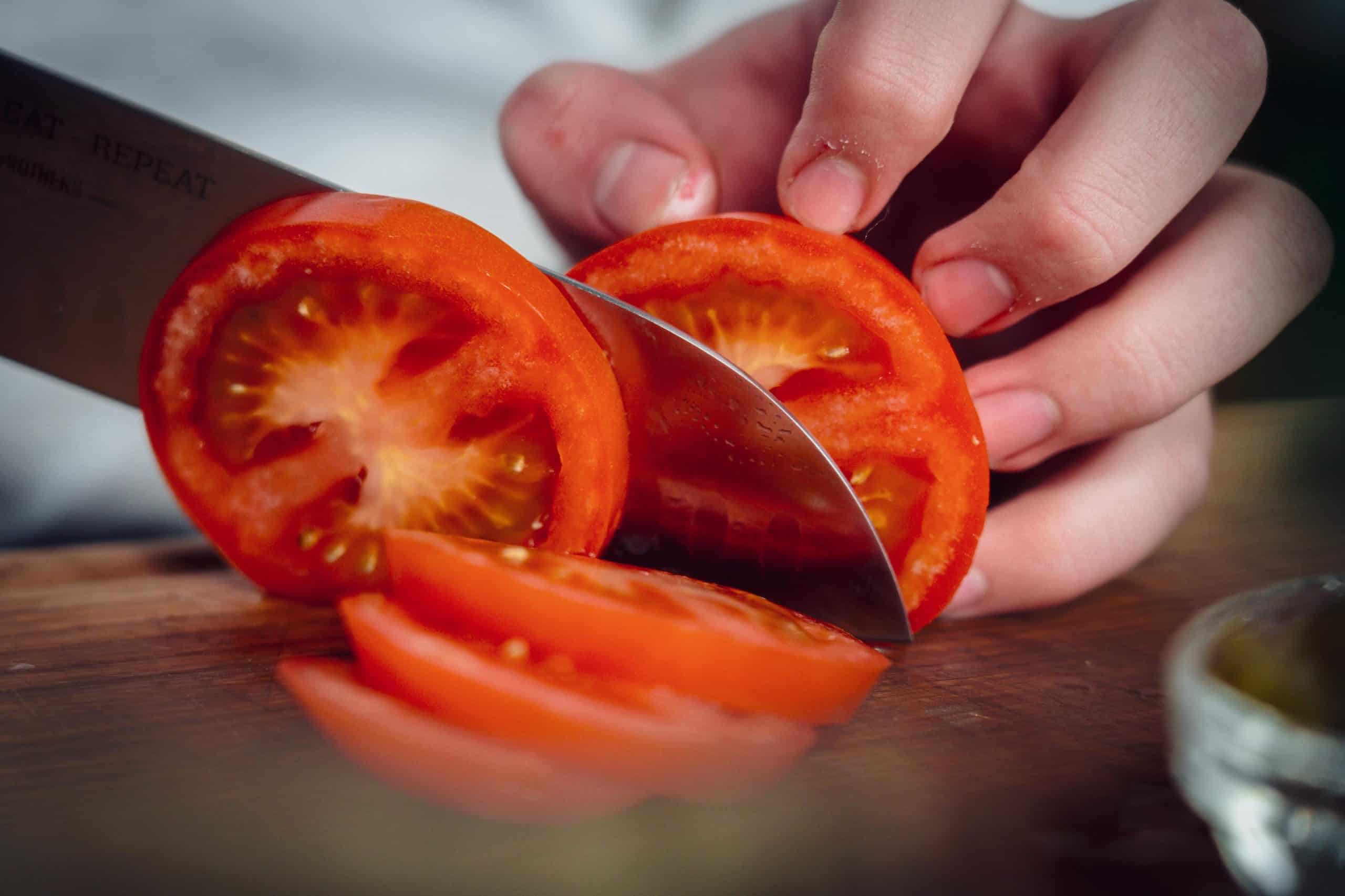 Tomaten in Scheiben schneiden