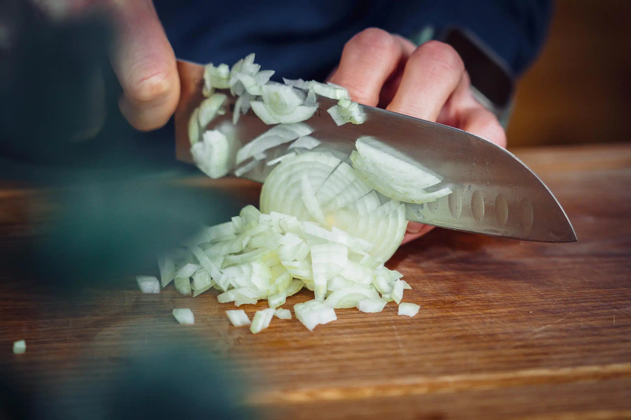 Zwiebeln werden gehackt