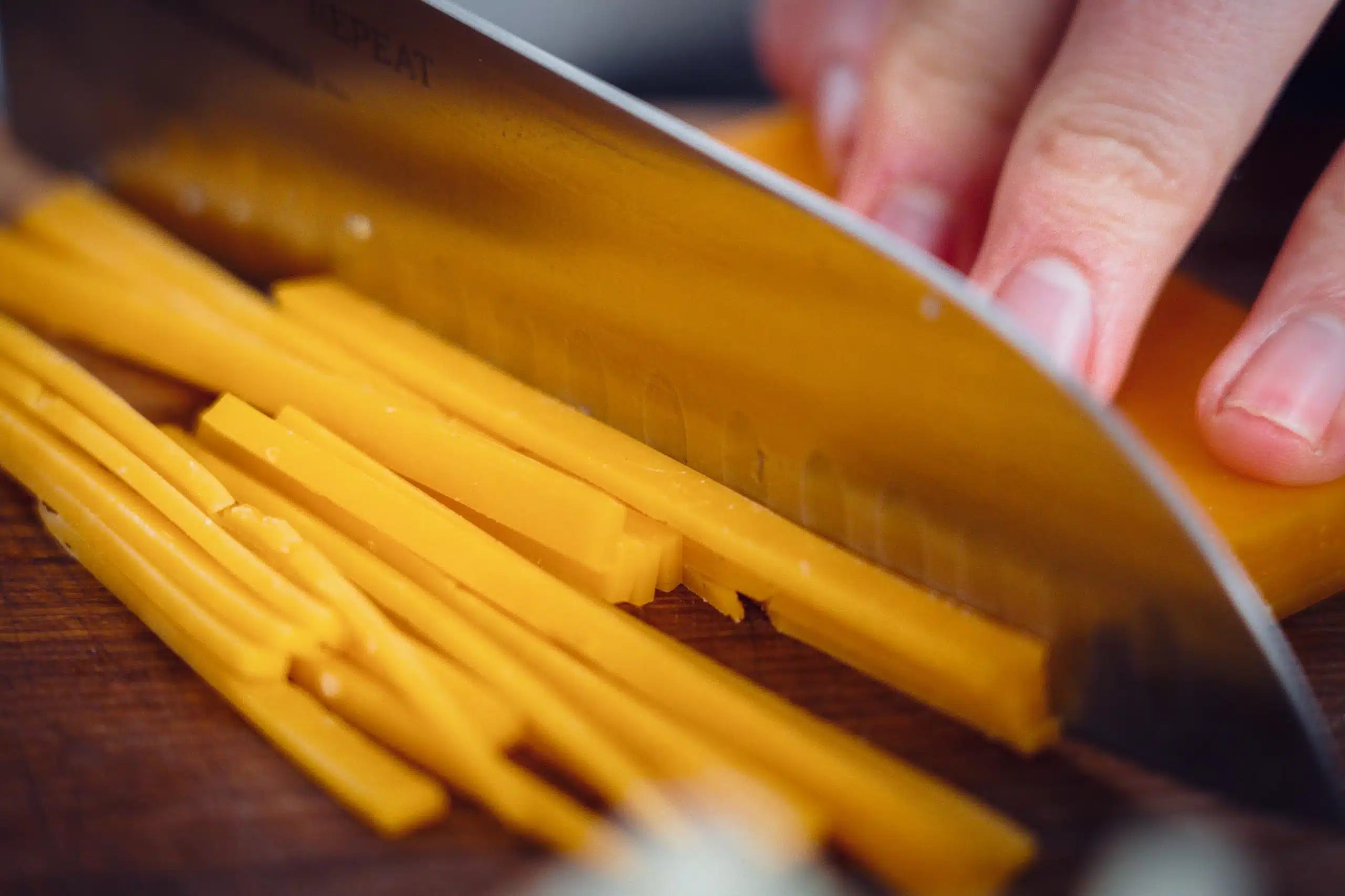 Käse wird in Scheiben geschnitten