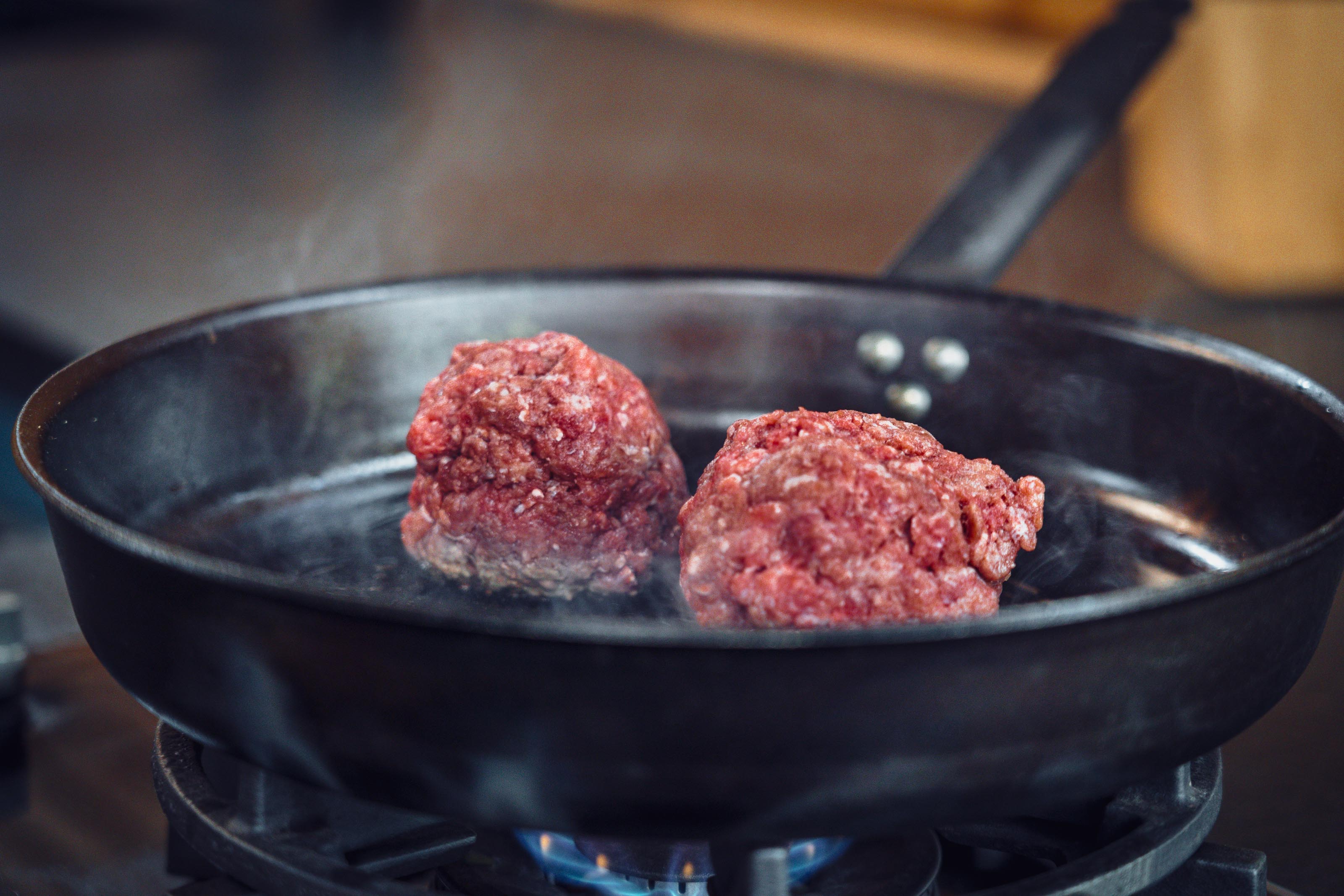 Rindfleisch für die Smashed Burger Patties in der Pfanne