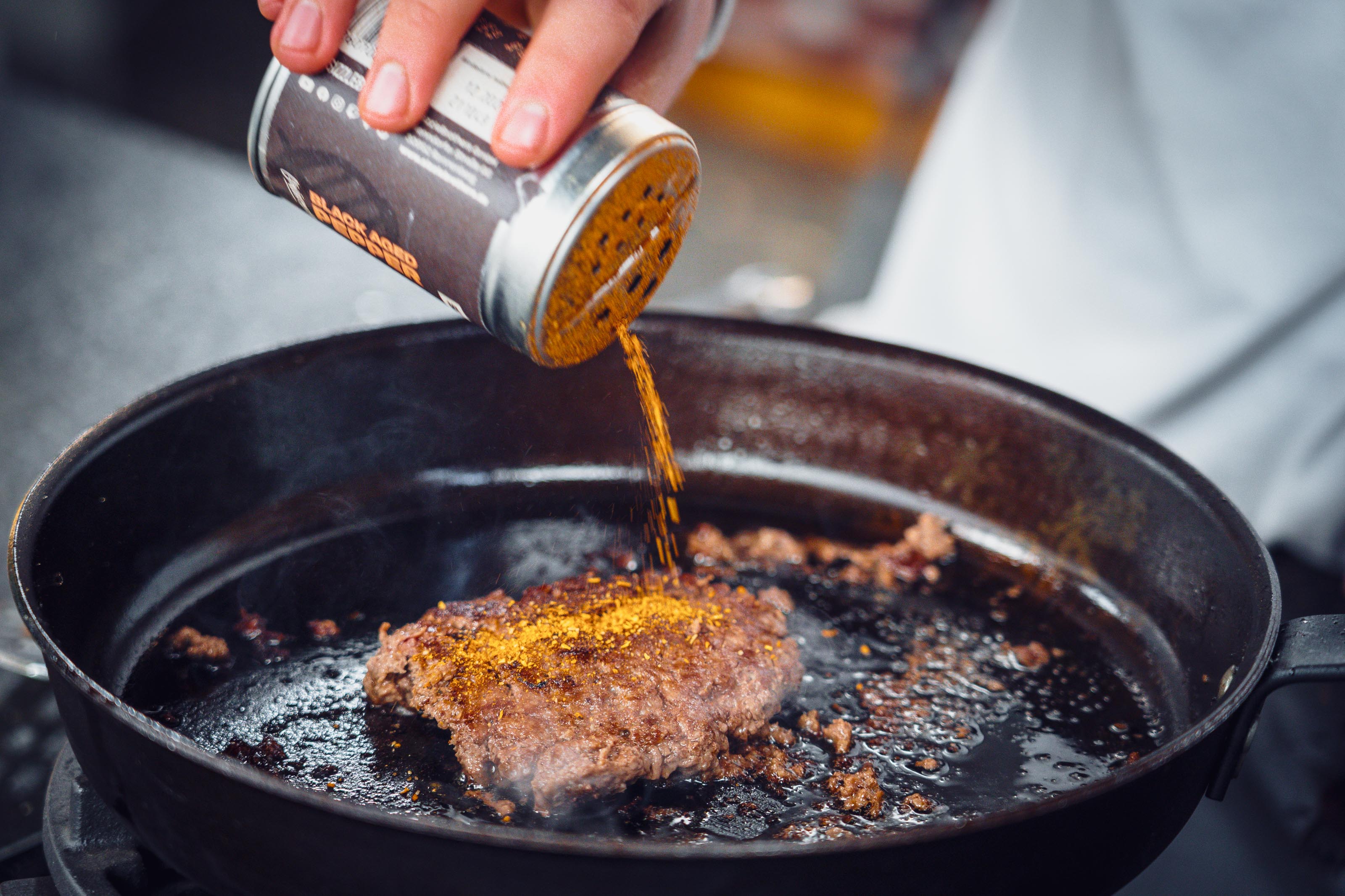 Smashed Burger-Patties würzen