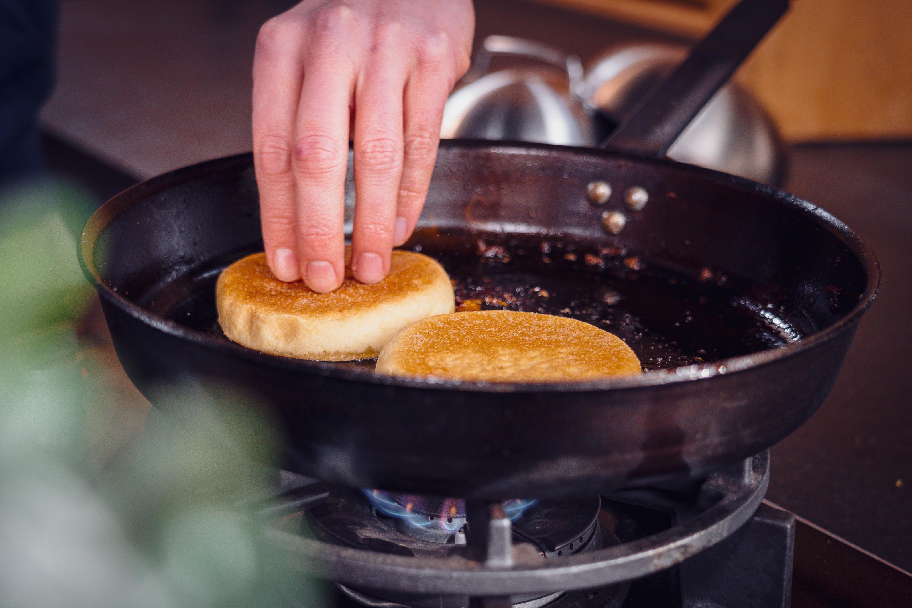 Burger Buns werden angetoastet