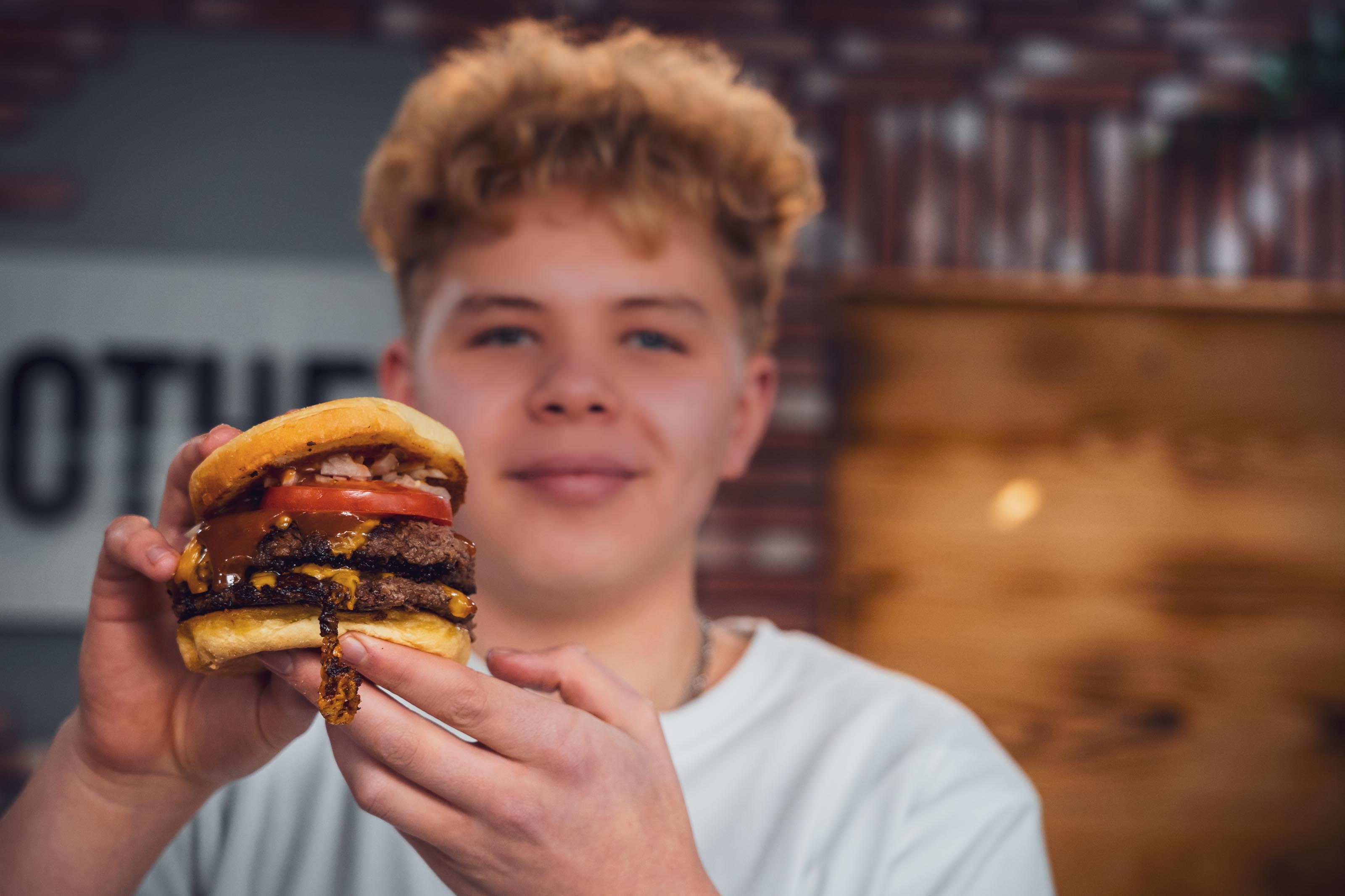 Kilian präsentiert seinen Lieblingsburger