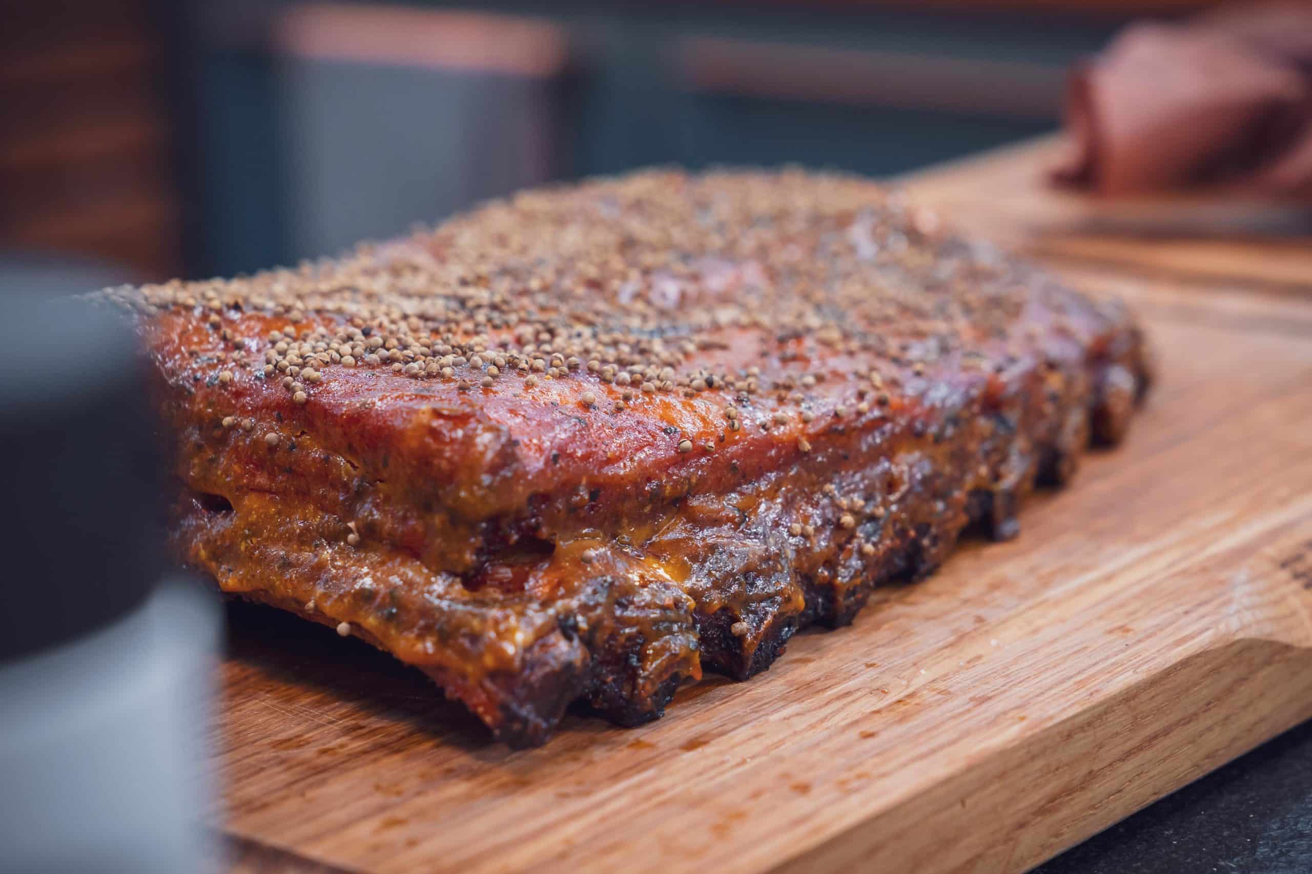 Fertige Ribs auf dem Brett