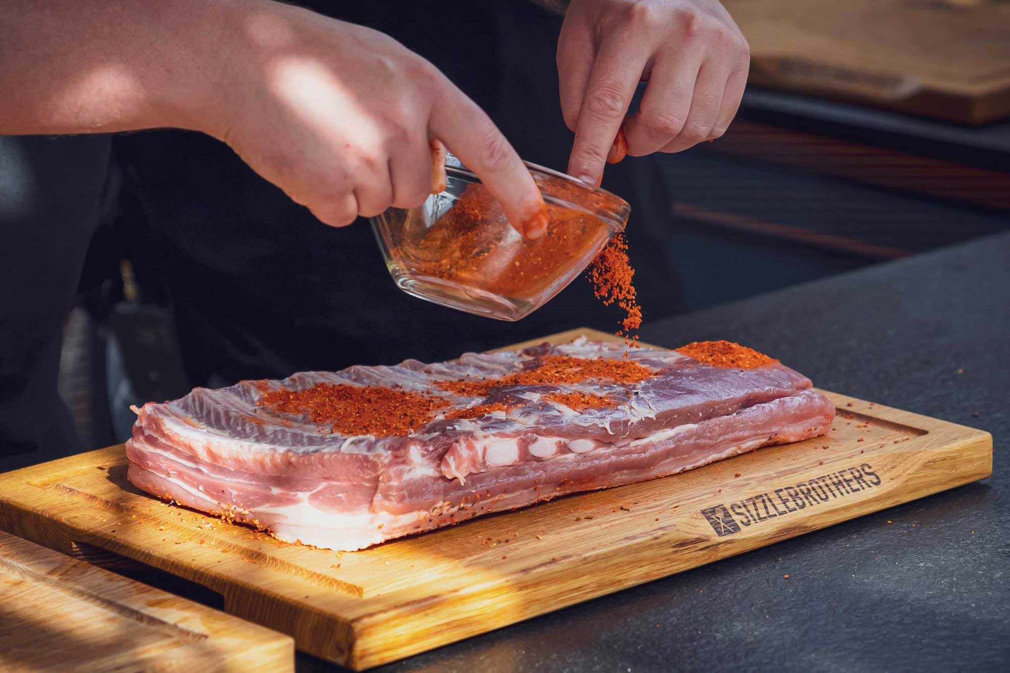 Rippchen werden gewürzt