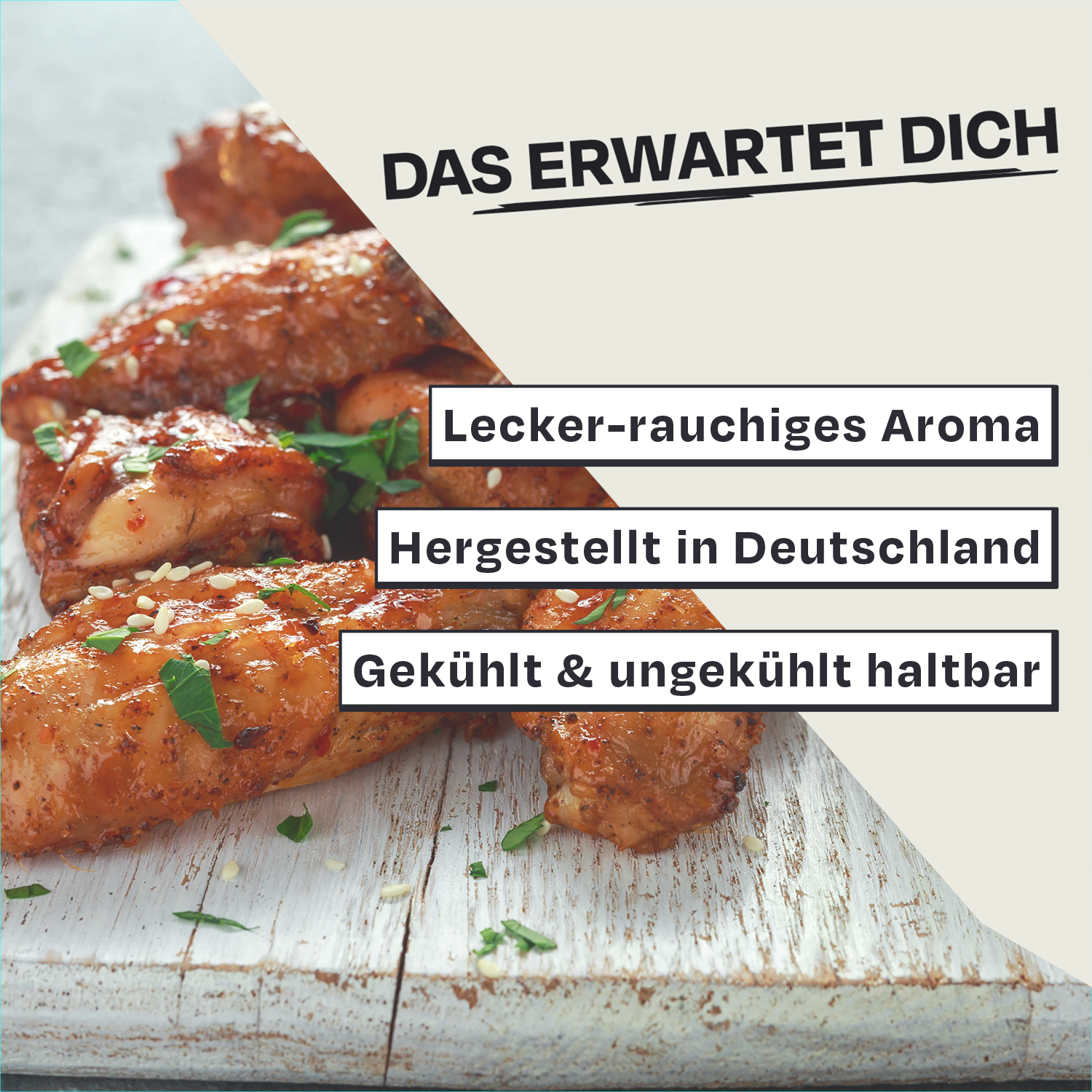 Grillhähnchenstücke auf Holzbrett, umgeben von Kräutern.