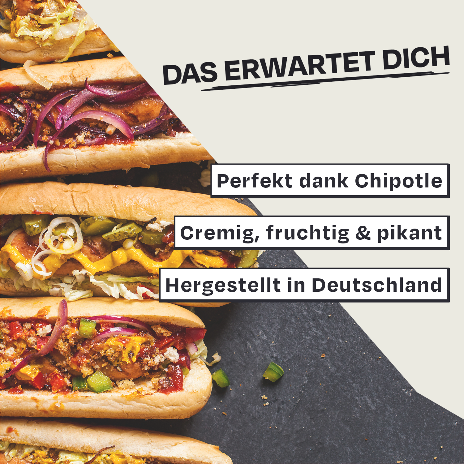 Hotdogs mit Chipotle, eingelegtem Gemüse und Zwiebeln auf dunklem Brett.