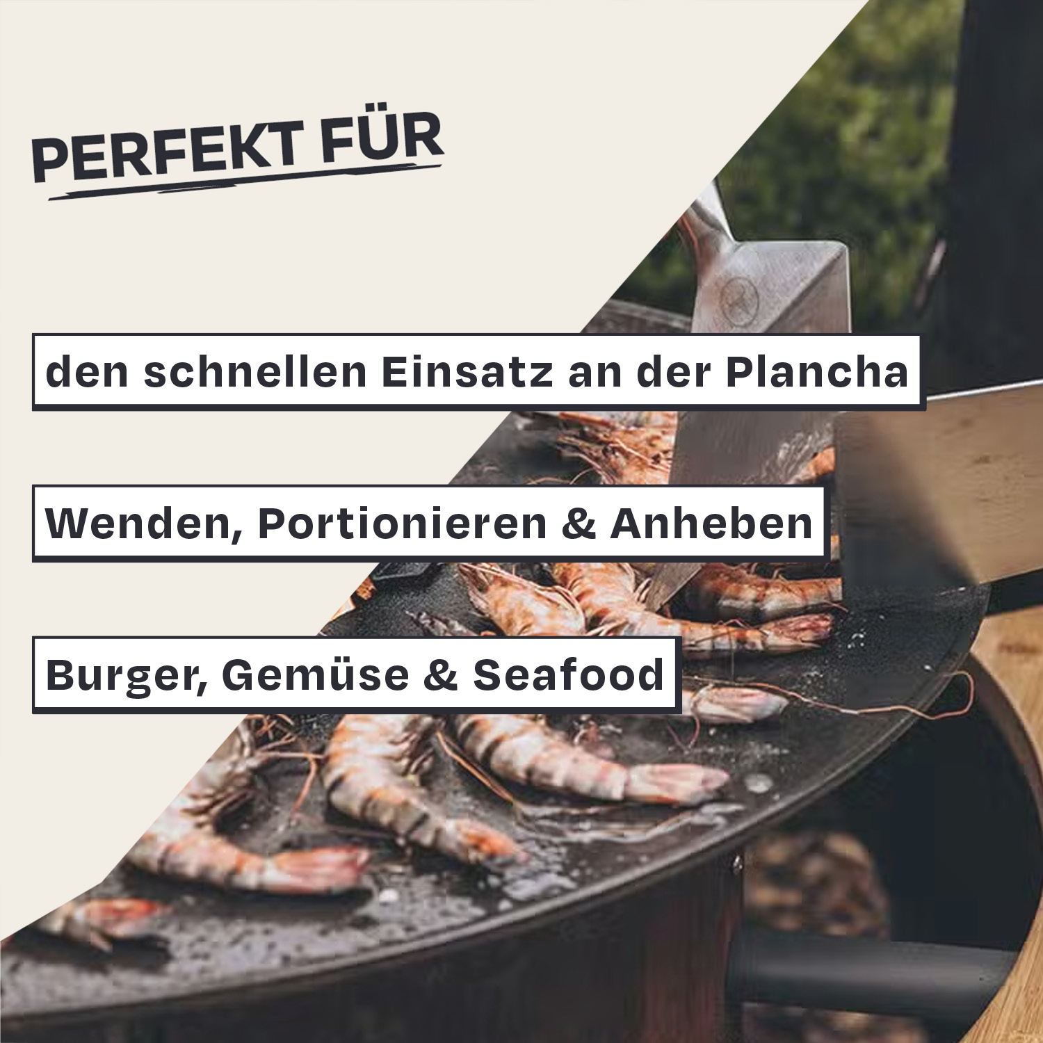 Mehrere Garnelen werden auf einer heiĂźen Plancha mit einem groĂźen Spatel gewendet.