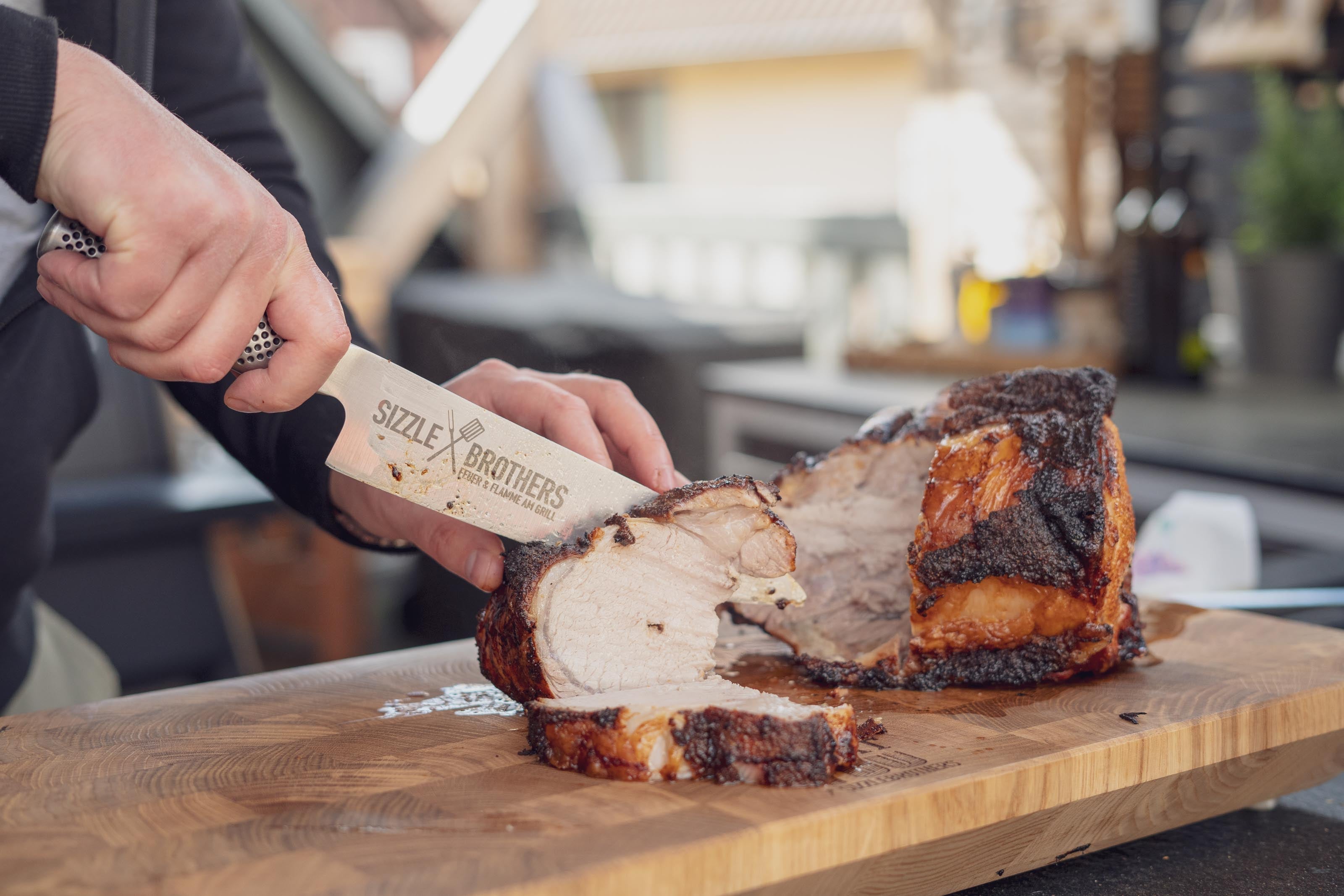 Der Braten wird mit einem scharfen Messer angeschnitten
