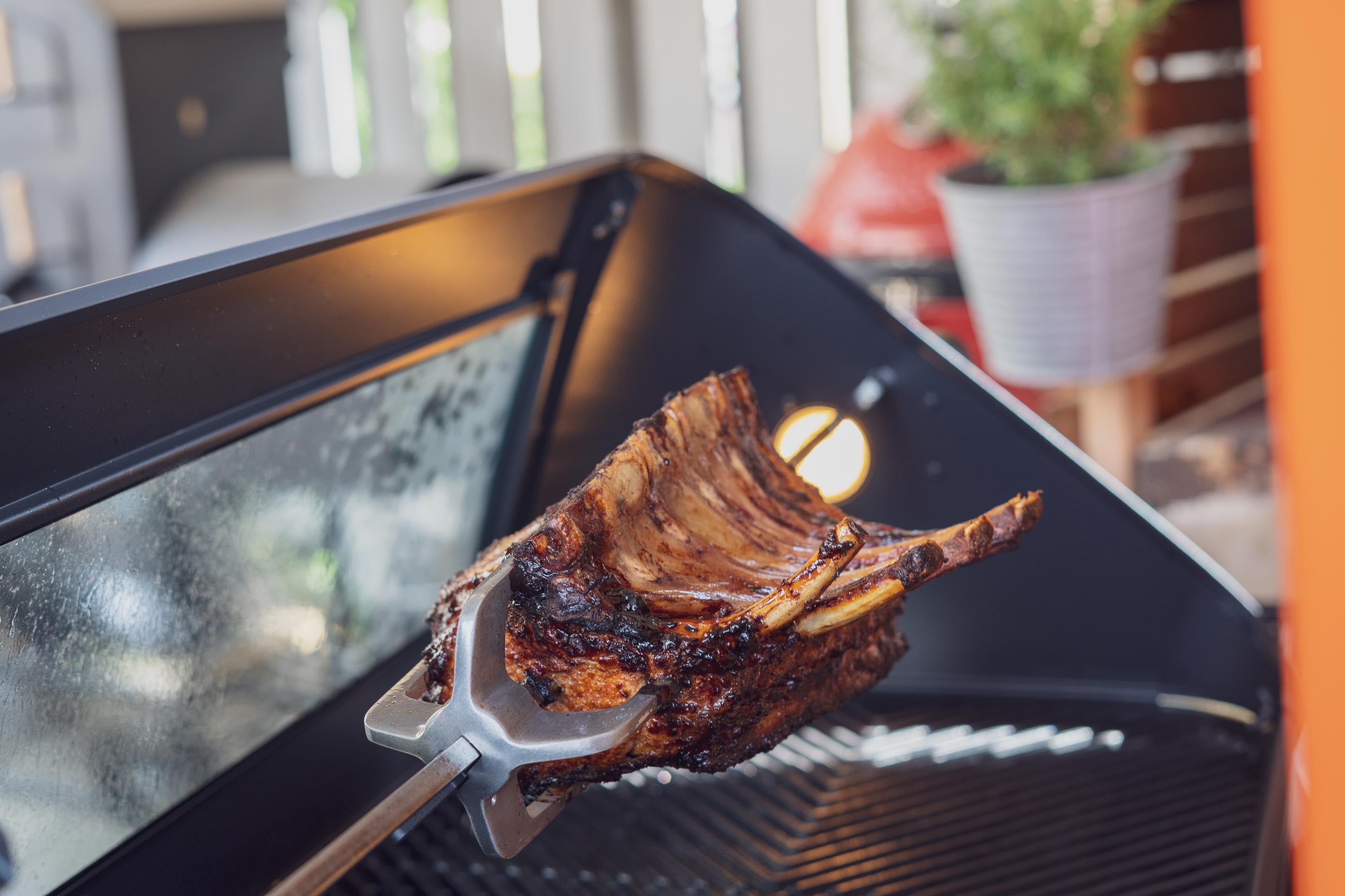 Spießbraten dreht sich auf dem Gasgrill