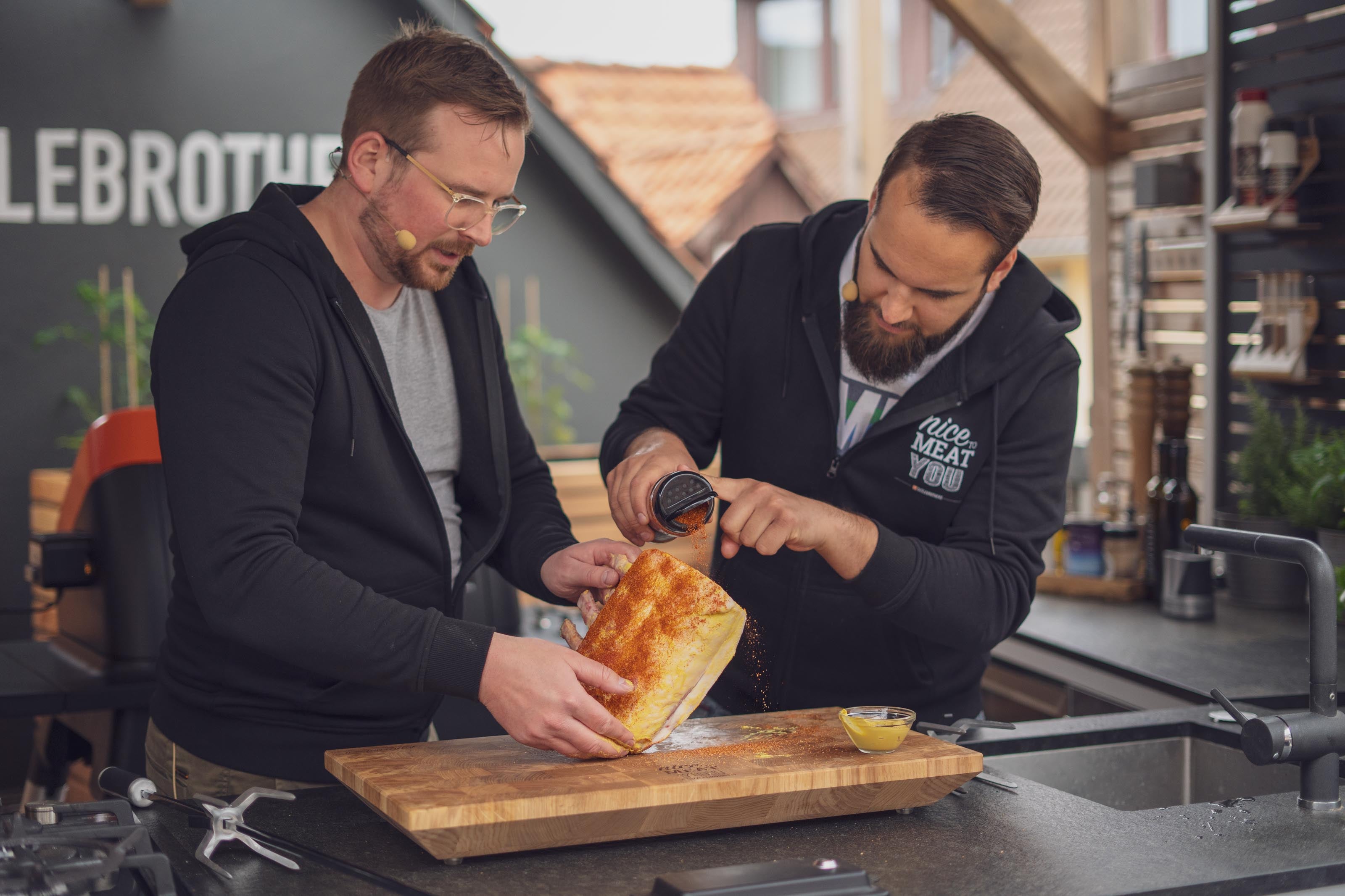Hannes und Julian würzen den Braten