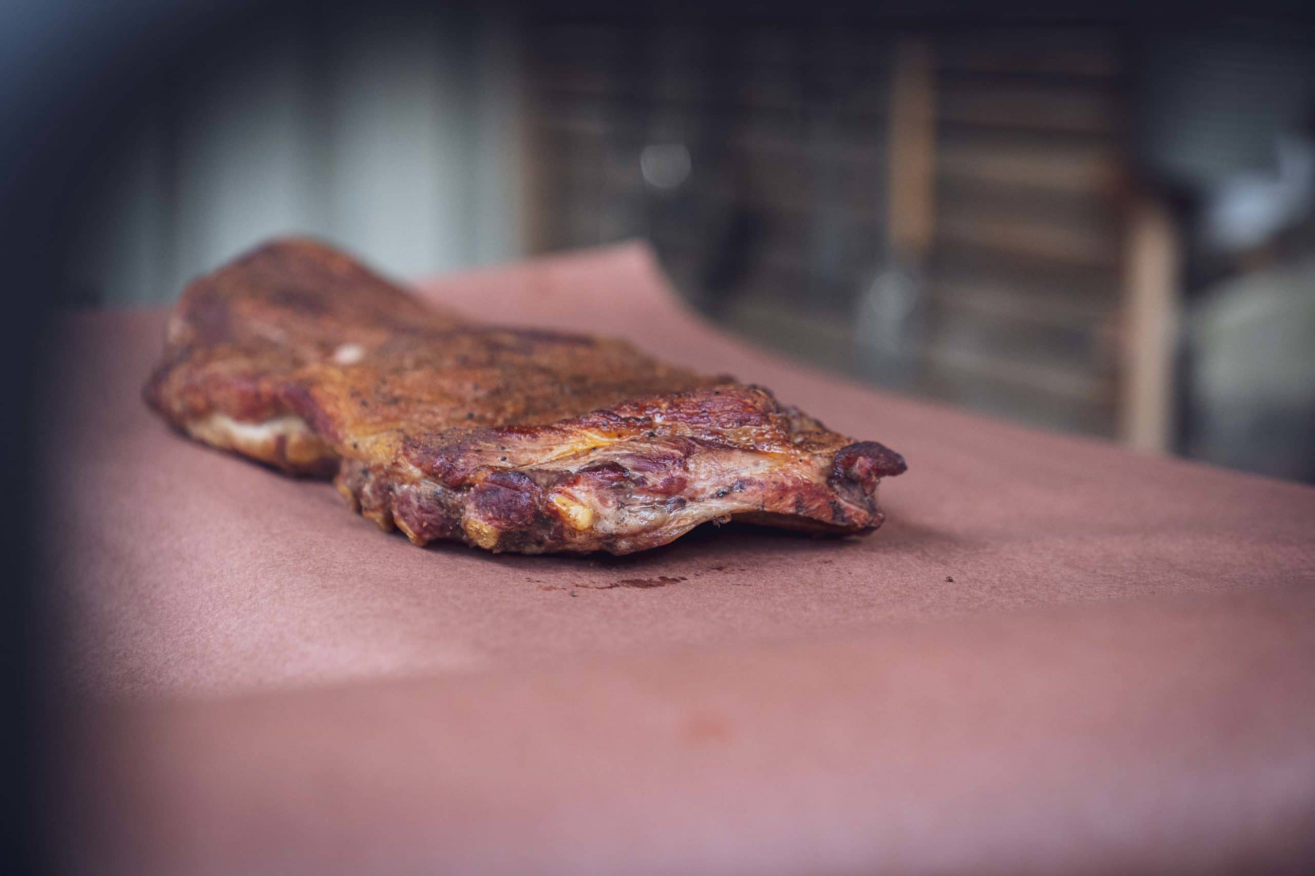 Rippchen werden in Butcher Paper gepackt