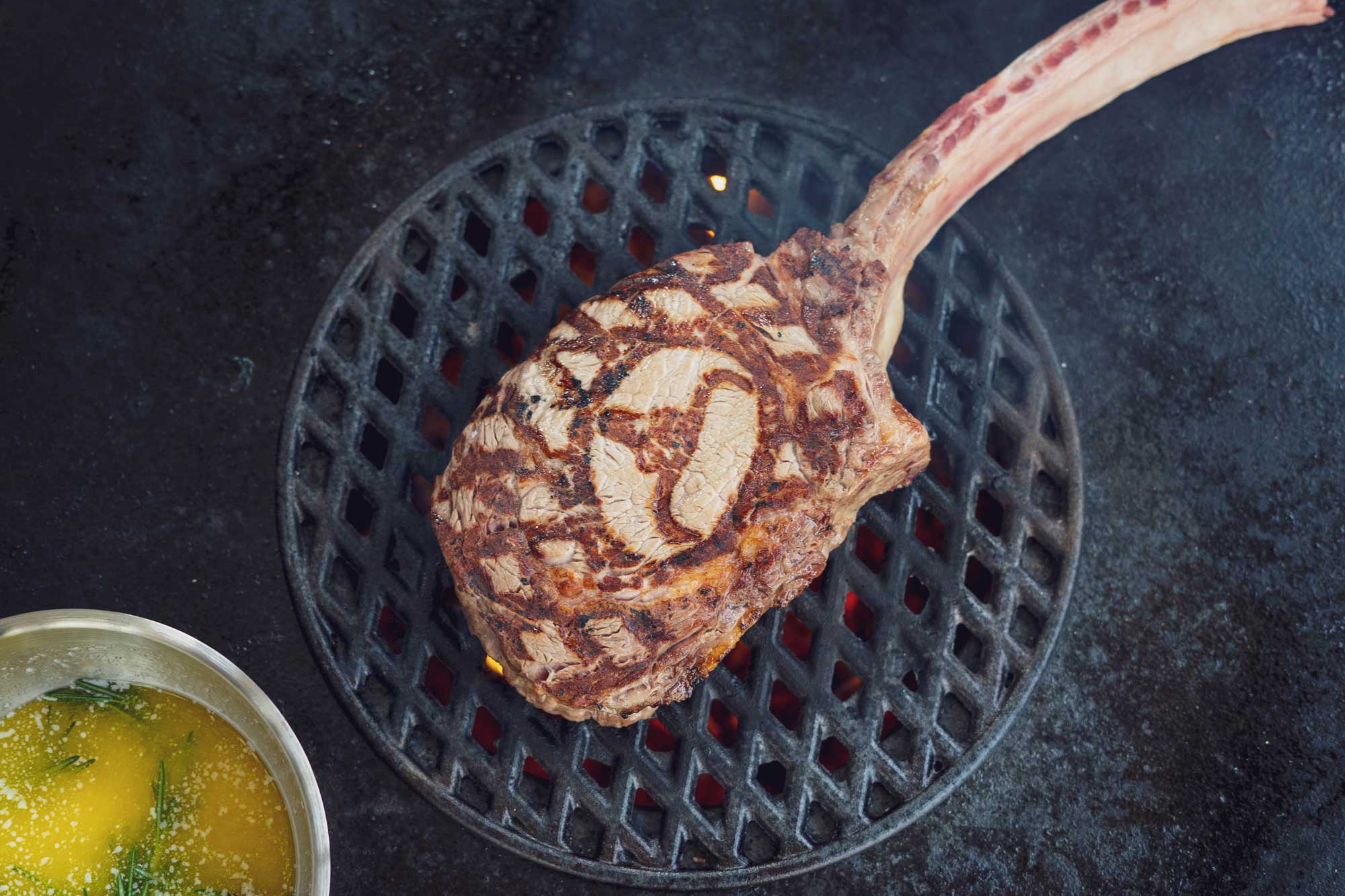 Das Tomahawk Steak ordentlich angrillen