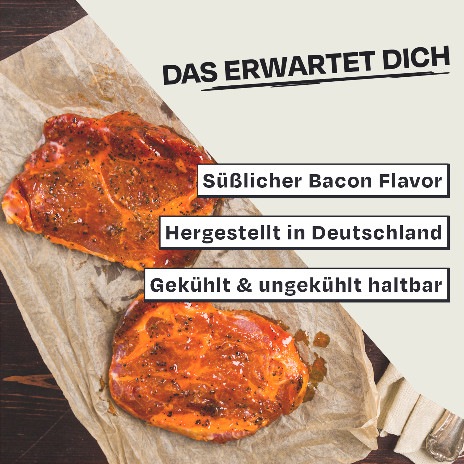 Zwei gewürzte Fleischstücke auf Backpapier, Text: Das erwartet dich, süßlicher Bacon Flavor.