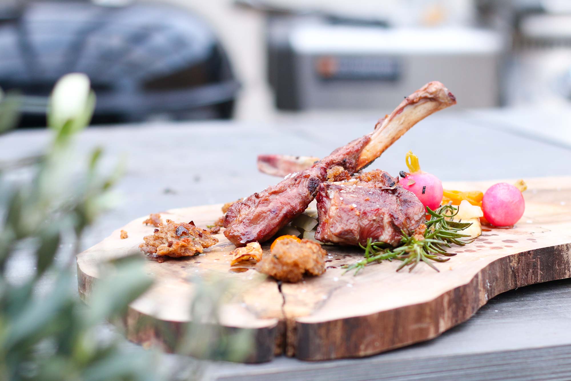 Lammkoteletts grillen - Das Gericht wurde auf einem Holzbrett angerichtet