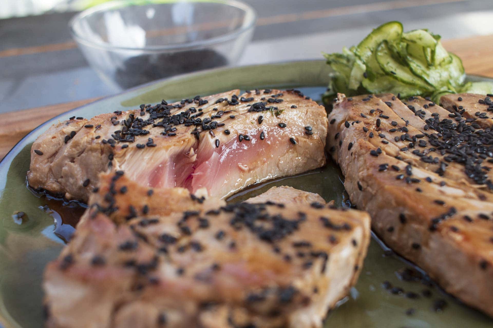 Thunfischsteaks auf Teller