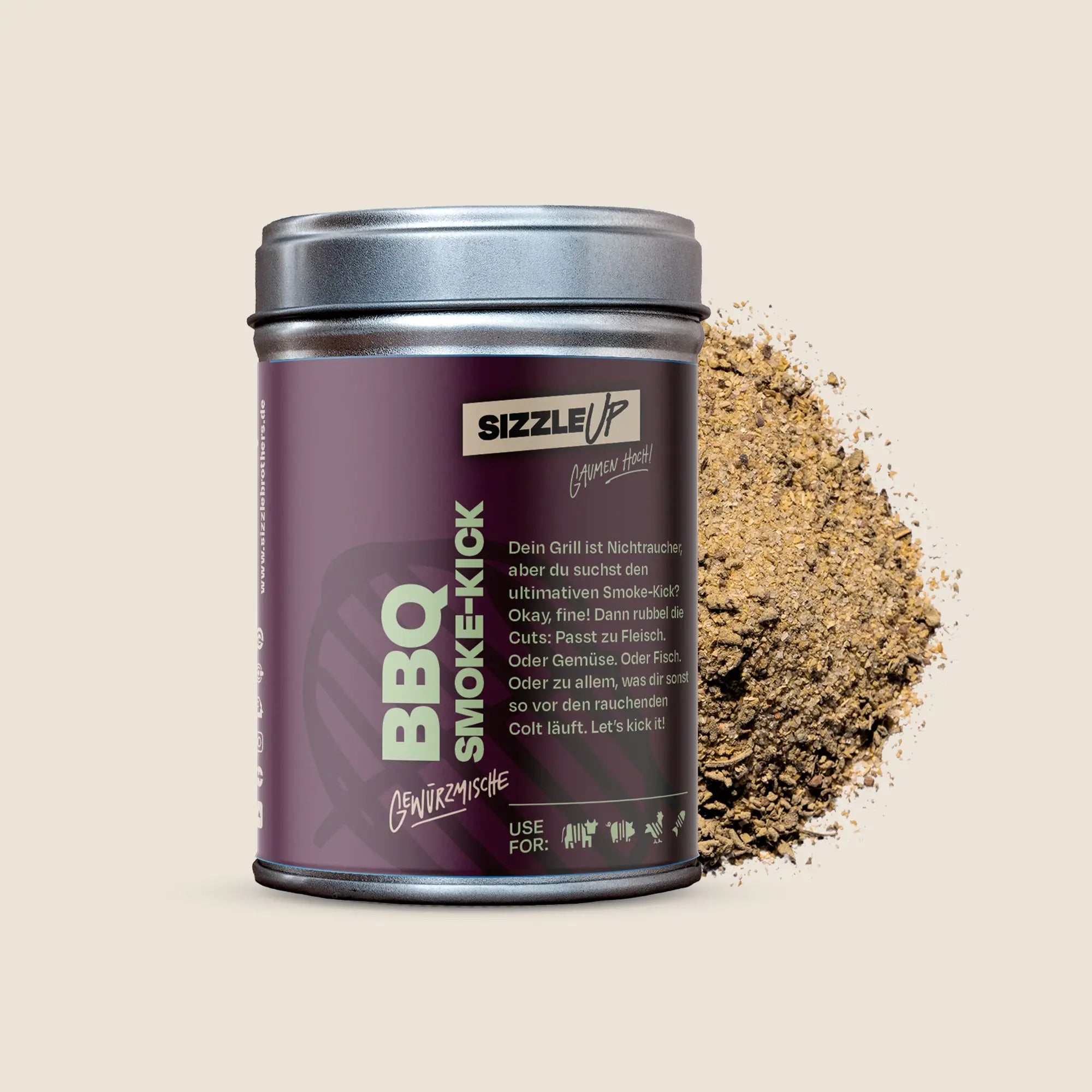 BBQ Smoke-Kick Dose mit Gewürz daneben auf beigem Hintergrund.