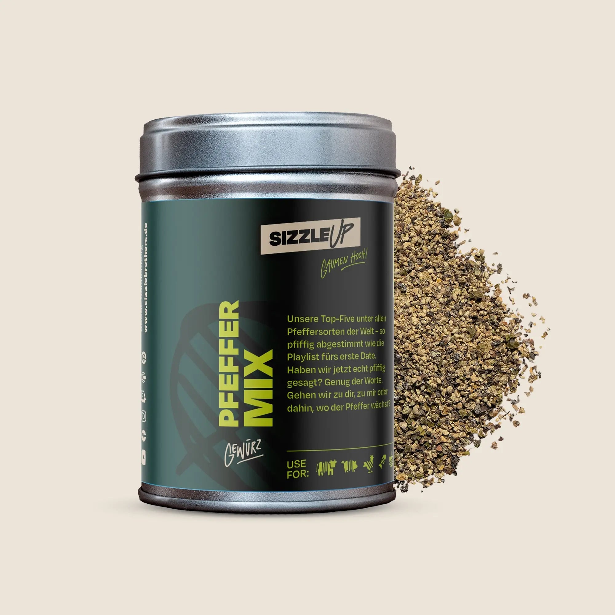 Pfeffermischung in Dose, Gewürz daneben gestreut, auf beigem Hintergrund.