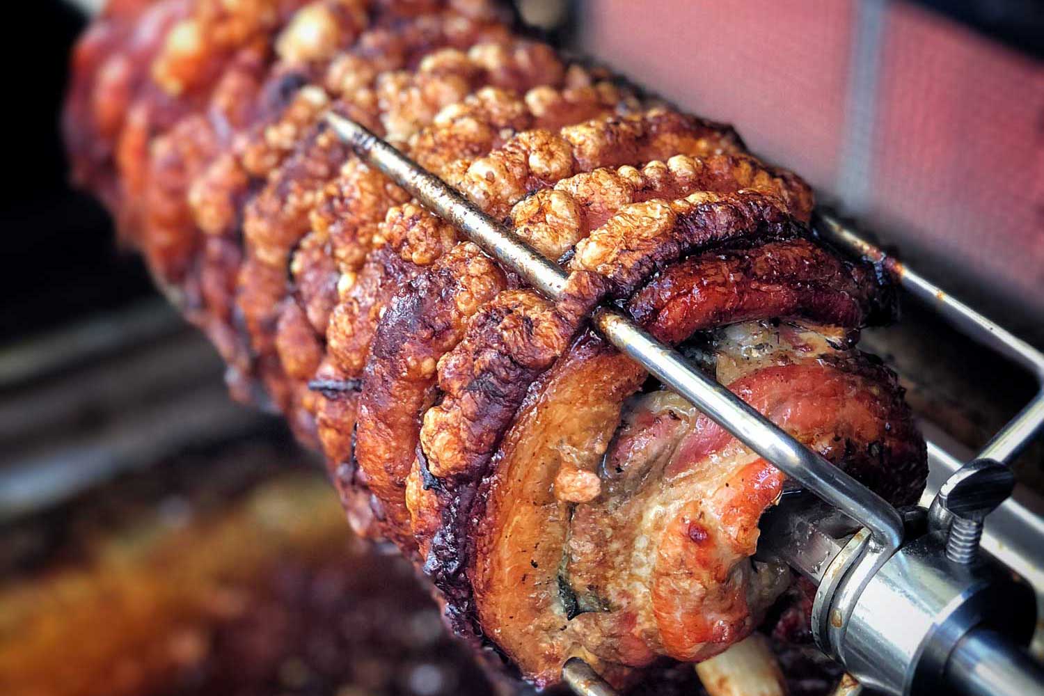 Porchetta auf dem Drehspieß