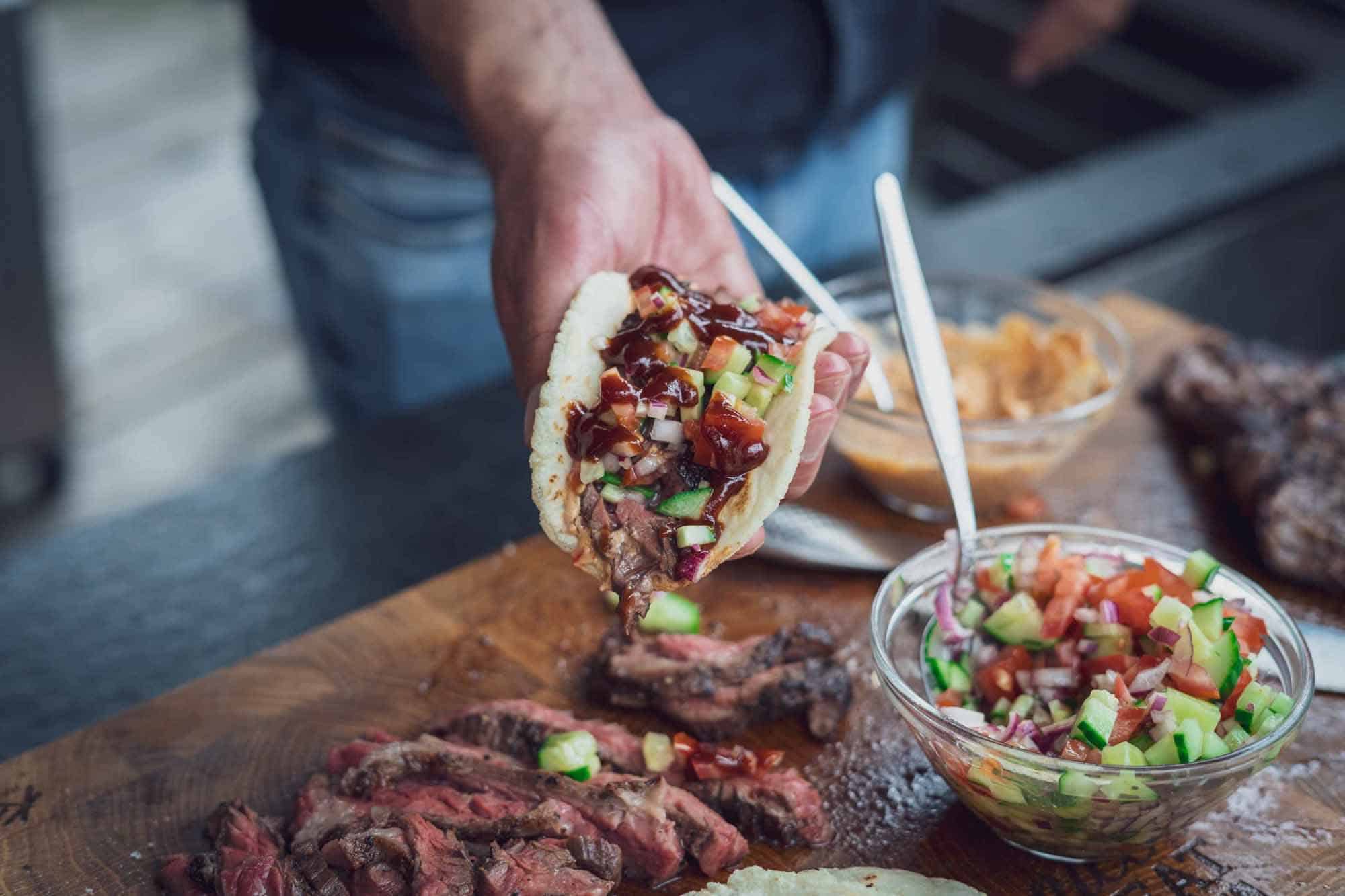 Selbstgemachte Tortillas als Taco mit leckerer Salsa Füllung
