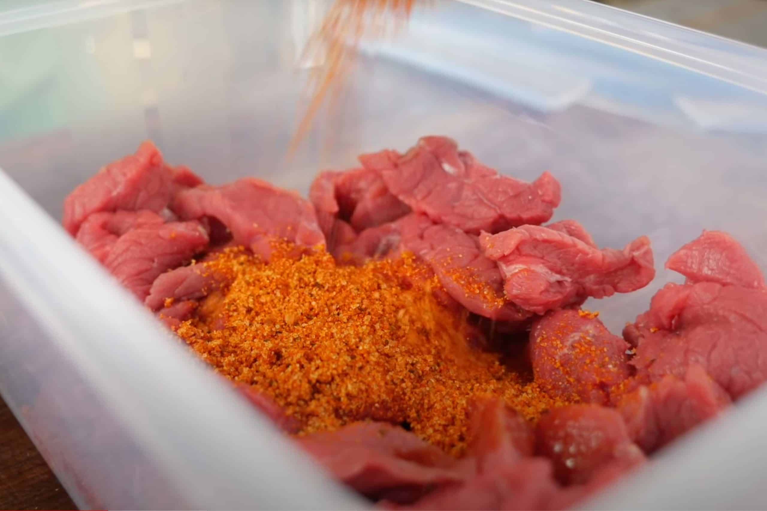 Trockenfleisch wird gewürzt