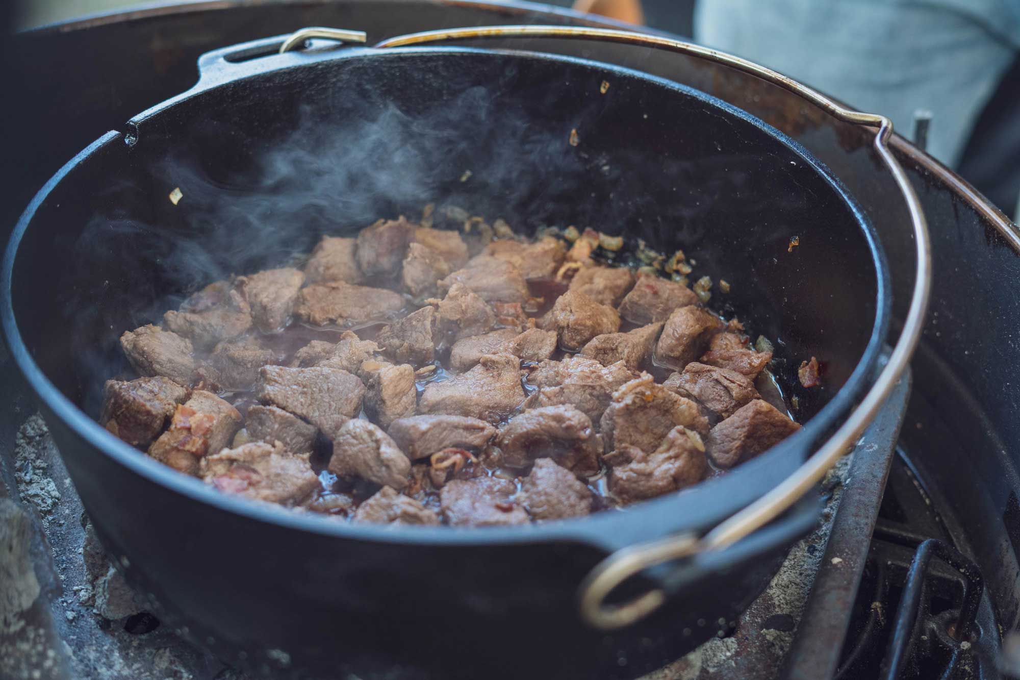 Wildschwein Gulasch angebraten