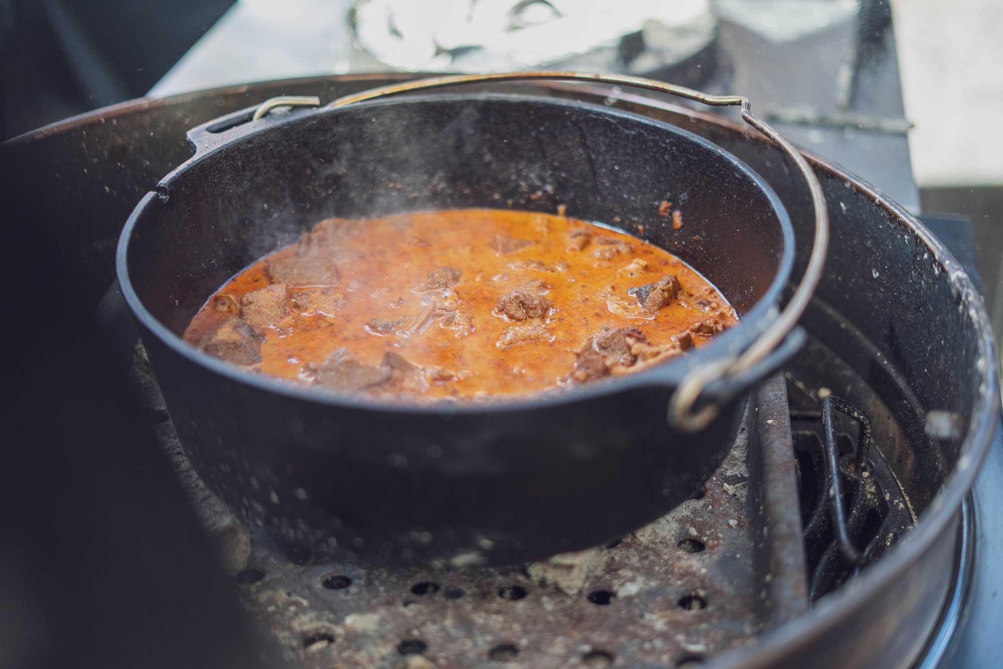 Wildschwein Gulasch köchelt