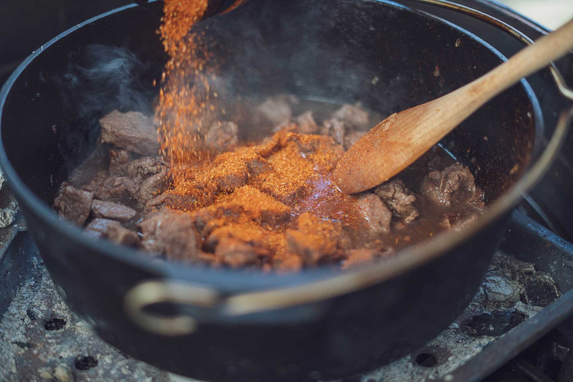 Das Wildschwein-Gulasch wird gewürzt