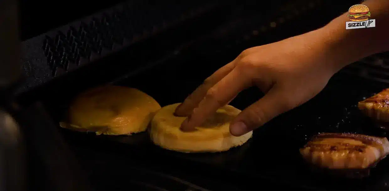 Schnittflächen der Burgerbrötchen anrösten