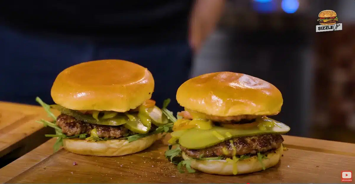Fertiger Burger mit Ziegenkäse im Baconmantel, Walnüssen und Honig-Senf-Sauce