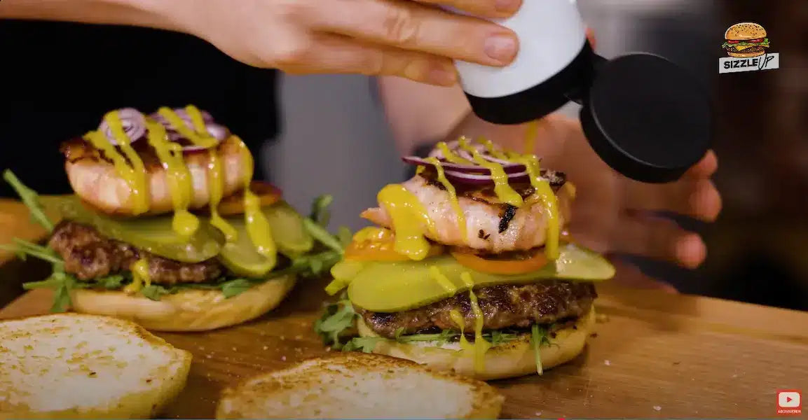 Ziegenkäse Burger mit Honey-Mustard-Sauce (Honig-Senf-Soße) toppen