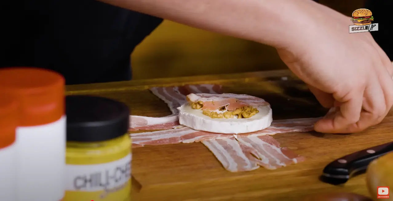 Vorbereitung vom Burger: Ziegenkäse mit Walnüssen in Baconmantel enwickeln