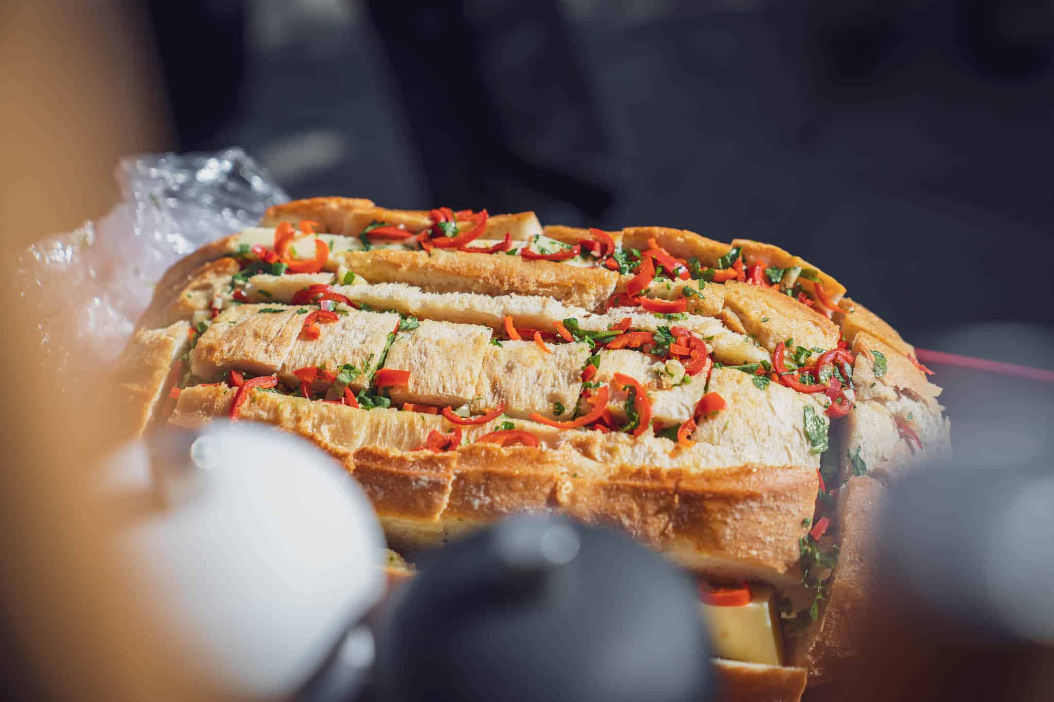 Das Zupfbrot ist gefüllt