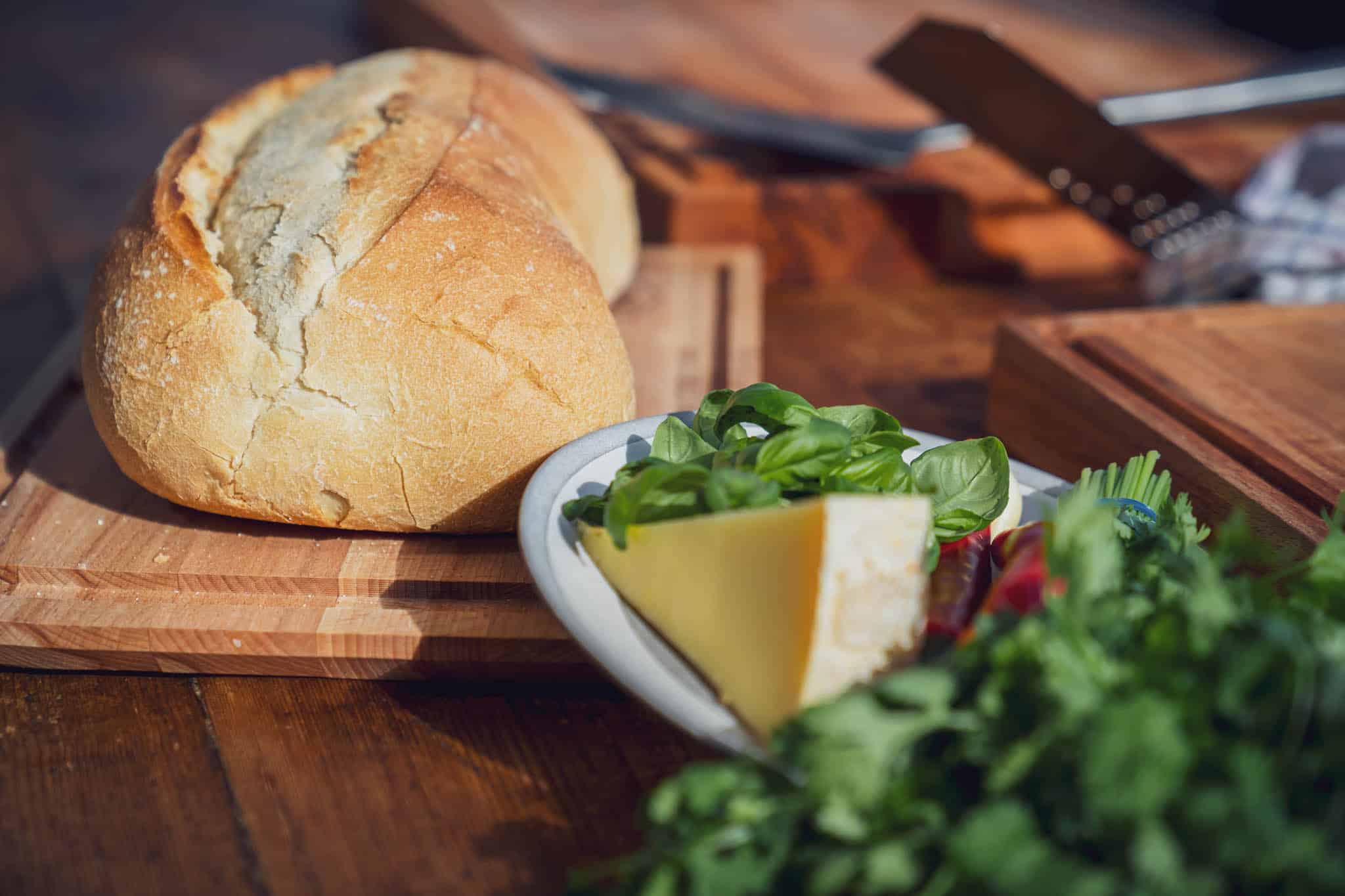 Käse, Brot, Kräuter und Chilis