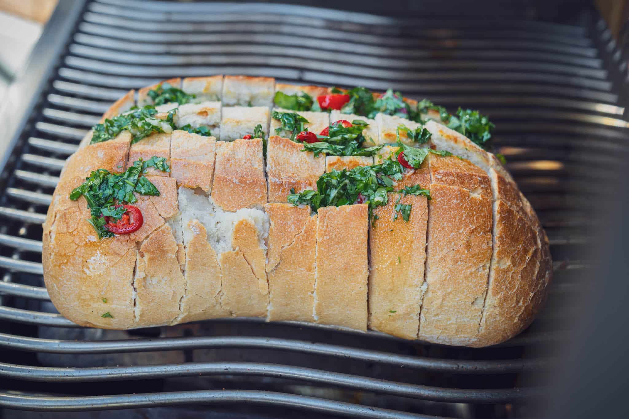 Das Brot liegt auf dem Gasgrill