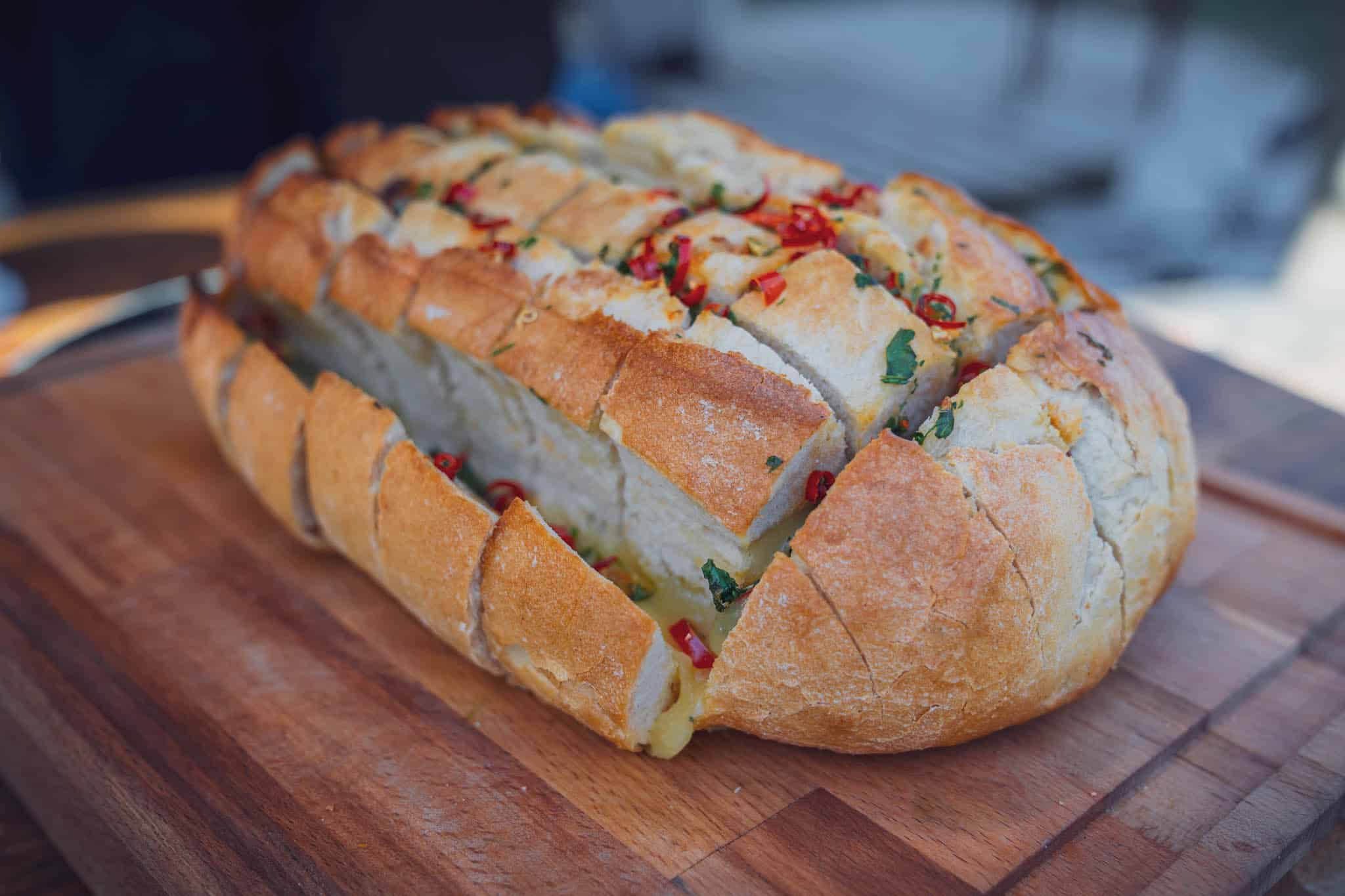 Fertiges Zupfbrot auf dem Brett