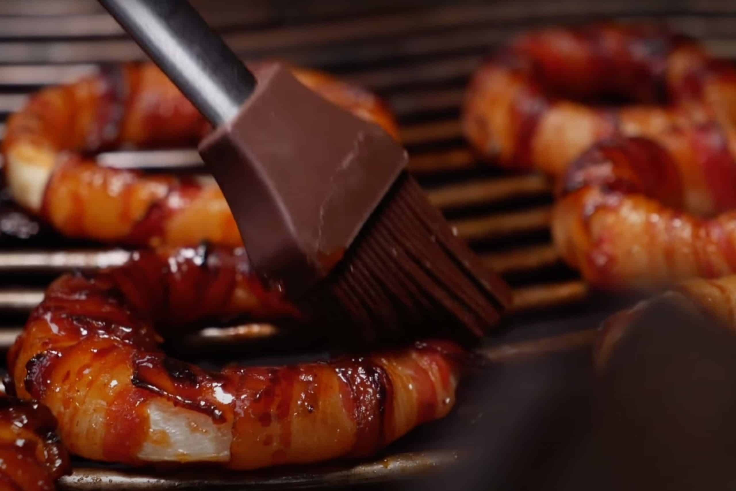 Bacon Zwiebel Ringe werden glasiert