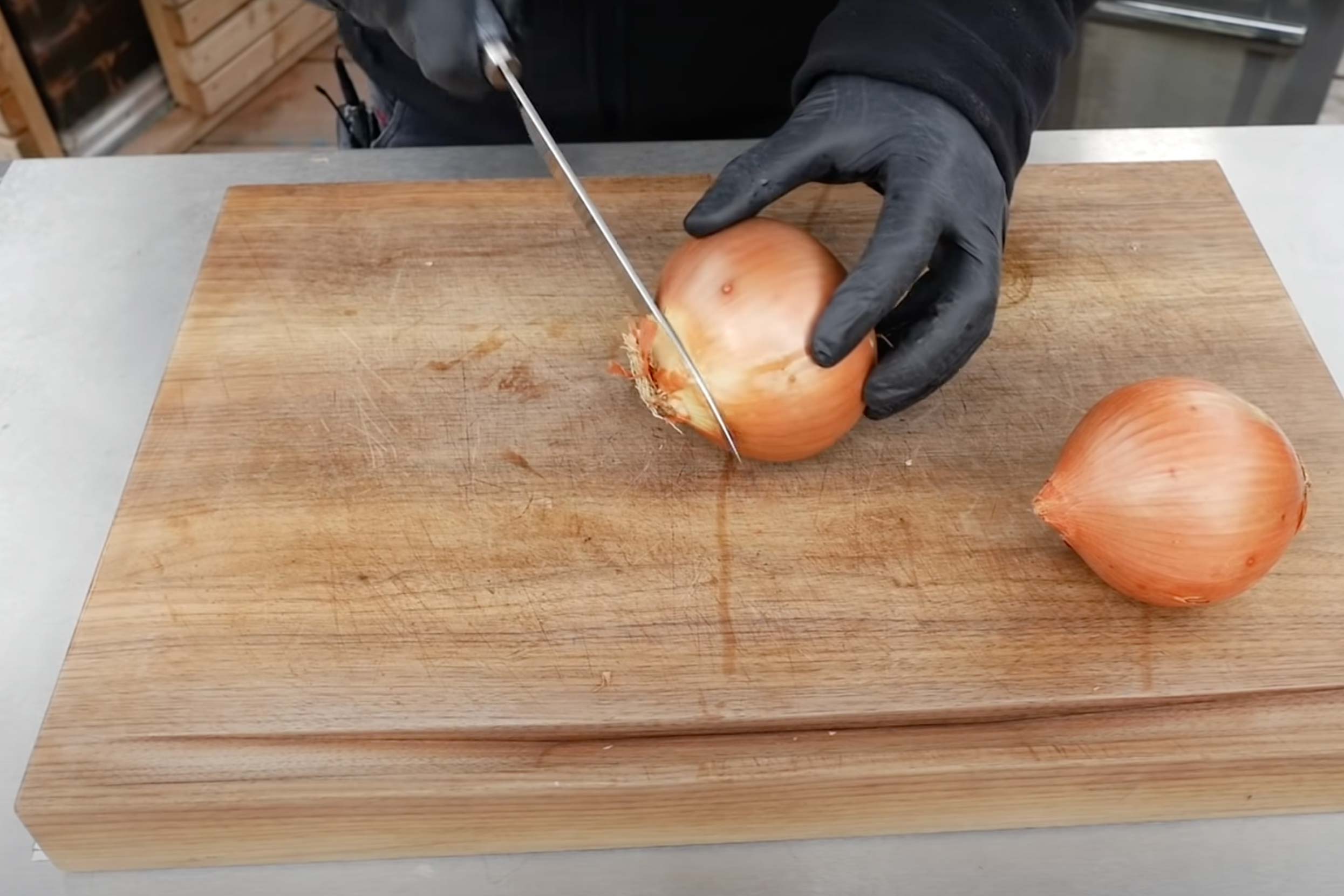 Zwiebeln werden in Ringe geschnitten