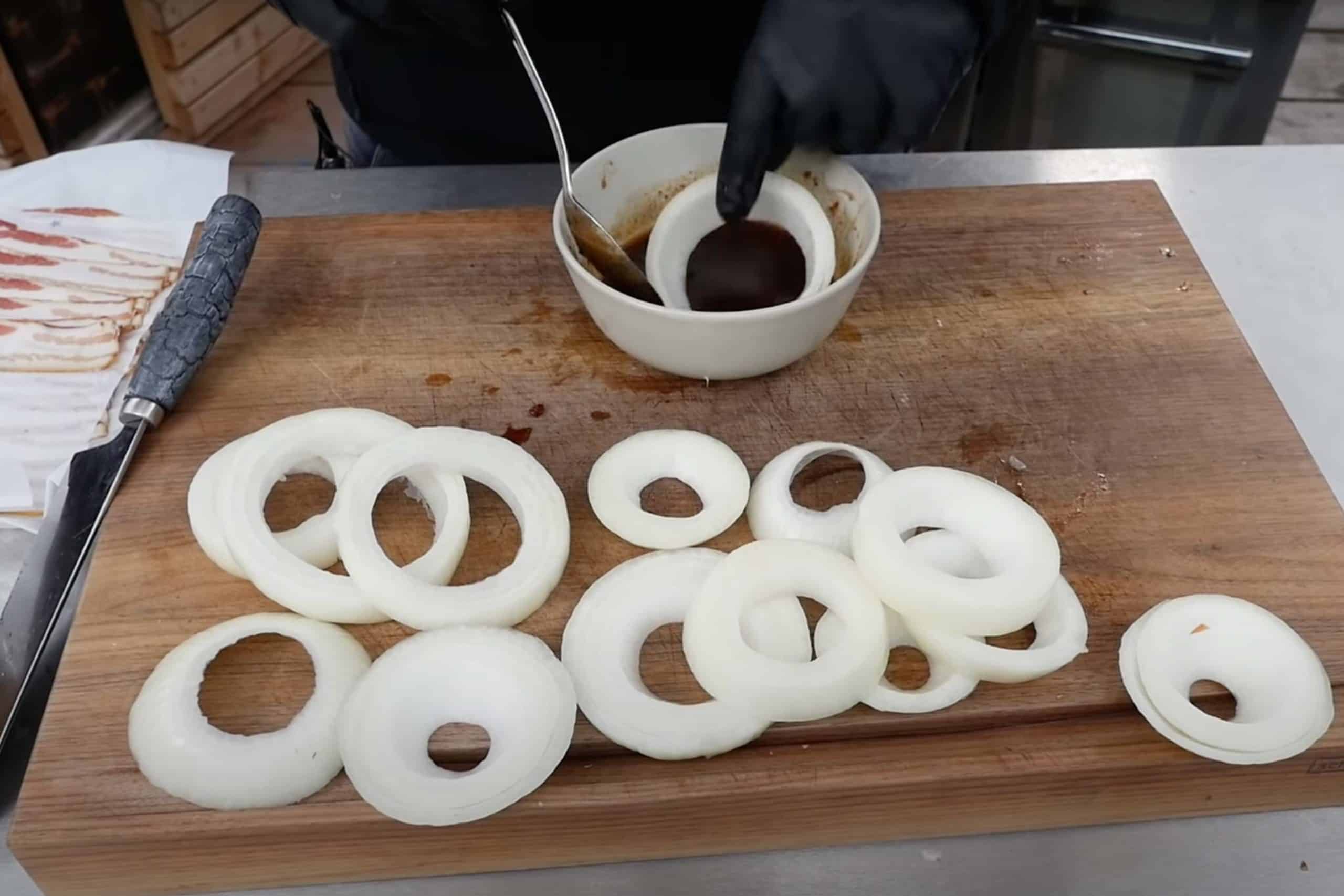 In ringe geschnittene Zwiebeln werden gewürzt