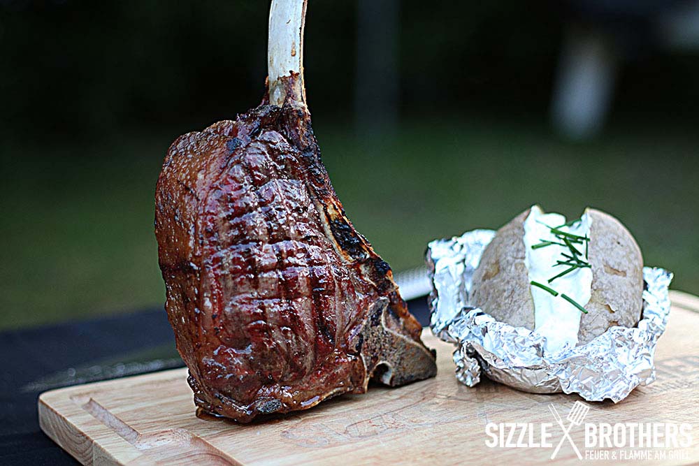 Das Steak rückwärts grillen ist kein Fehler. Dazu passt eine Folienkartoffel