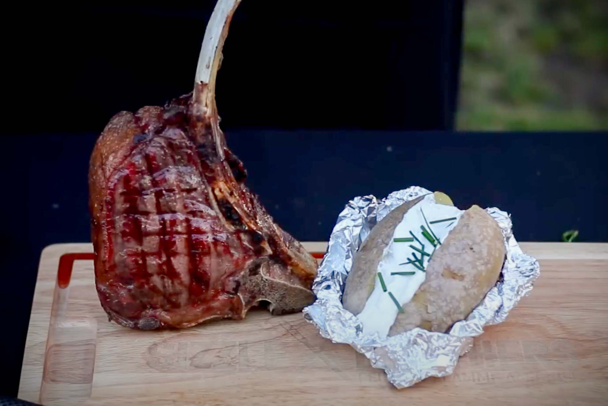 Ein rückwärts gegrilltes Steak mit Ofenkartoffel