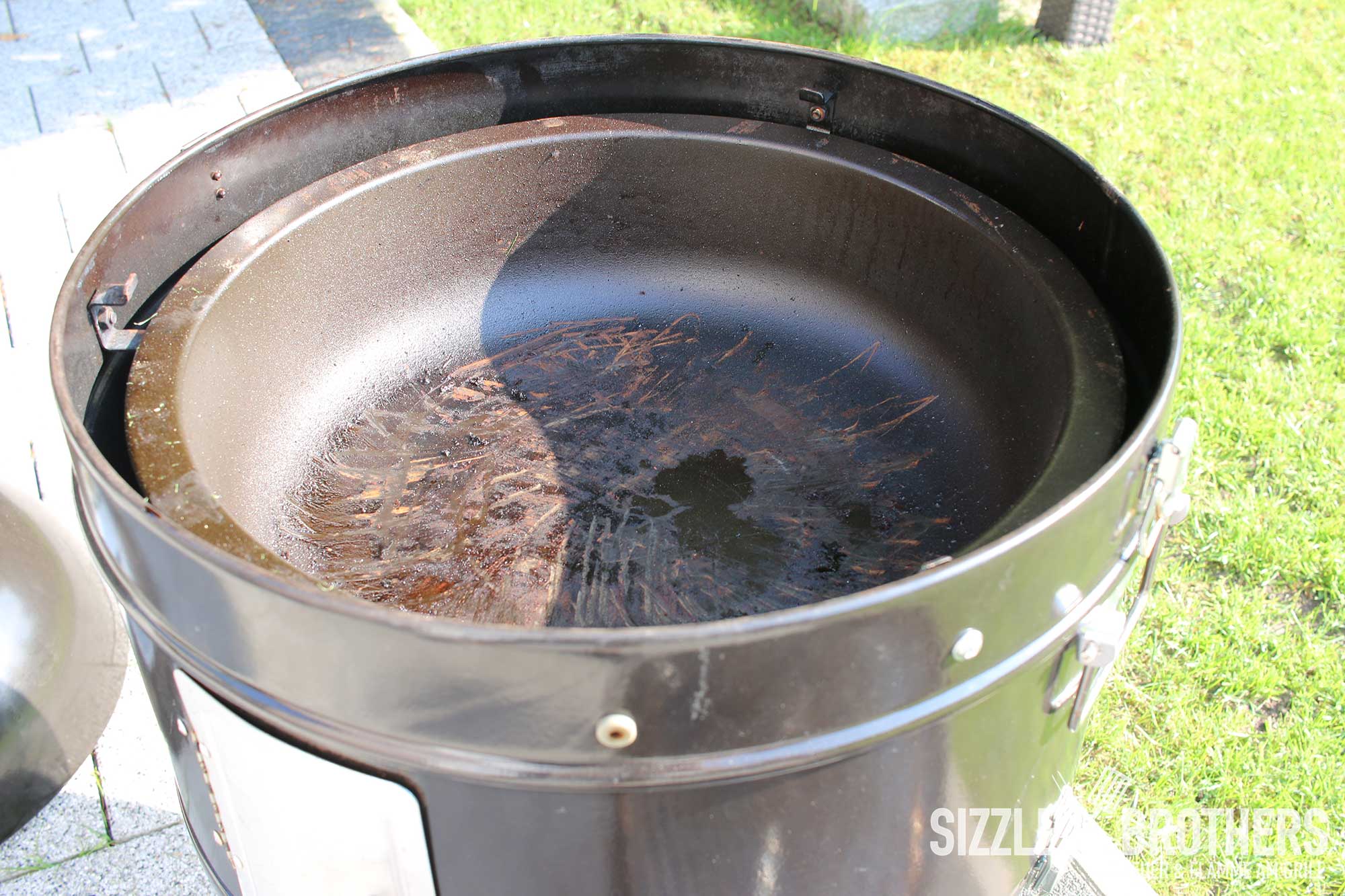 Die Wasserschale ohne Füllung. Das "Kernstück" des Watersmokers