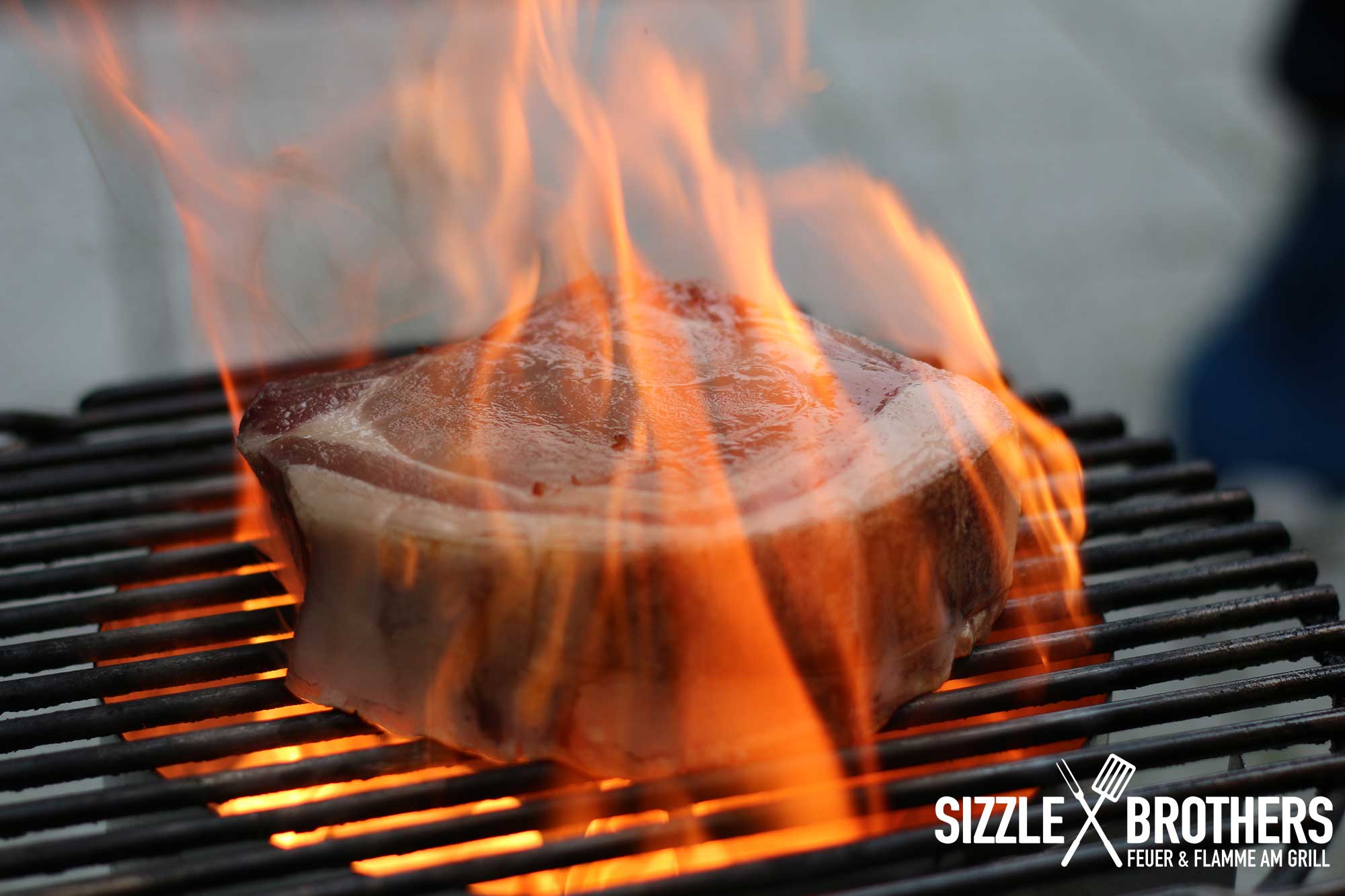 Die Flammen züngeln um das AZK Steak herum