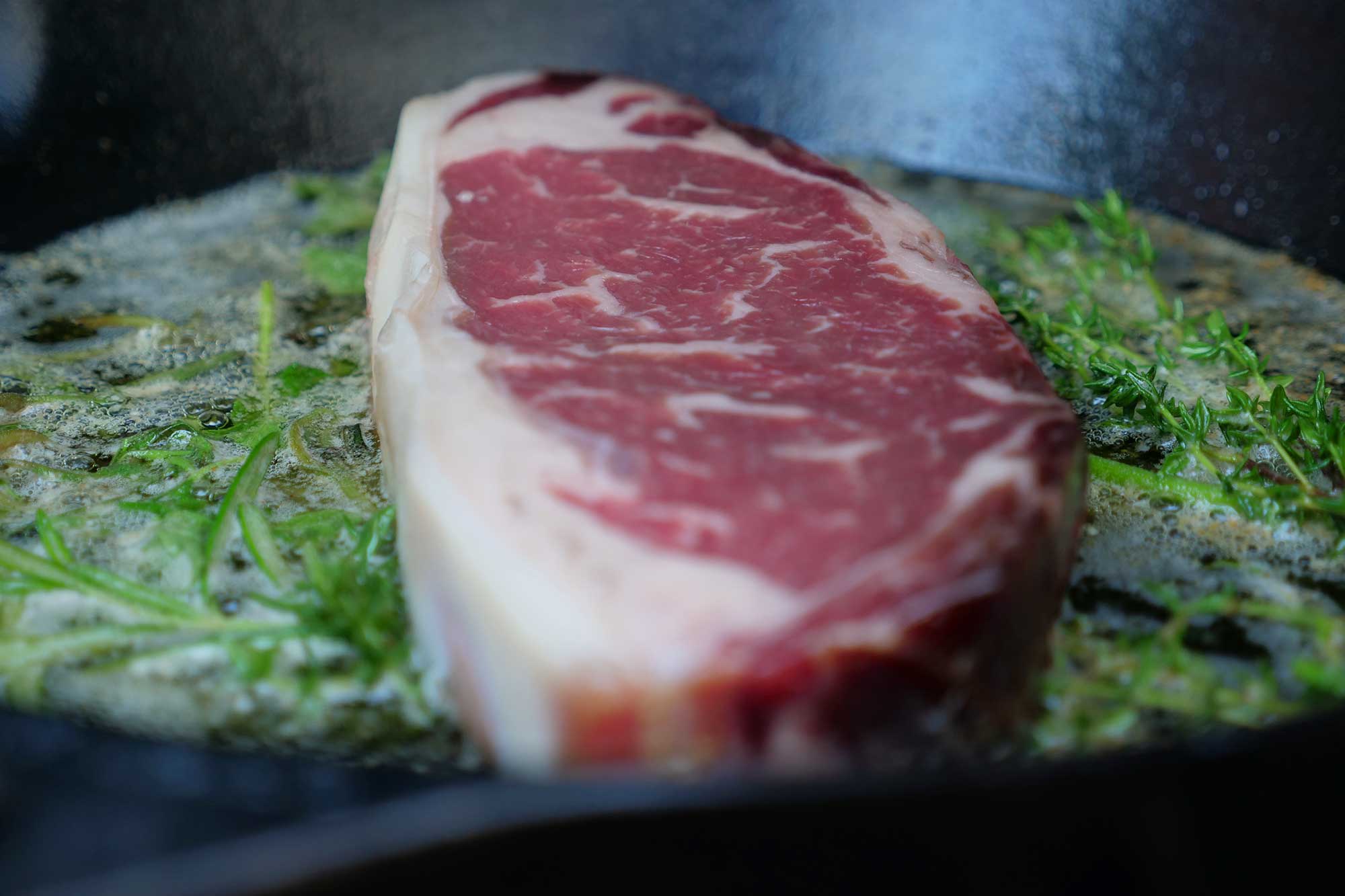Rumpsteak grillen - das Steak gart in der Butter