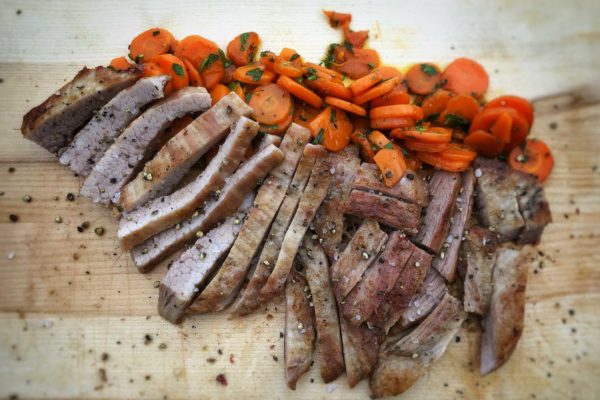 Das fertige Secreto vom Iberico Schwein mit karamellisierten Karotten