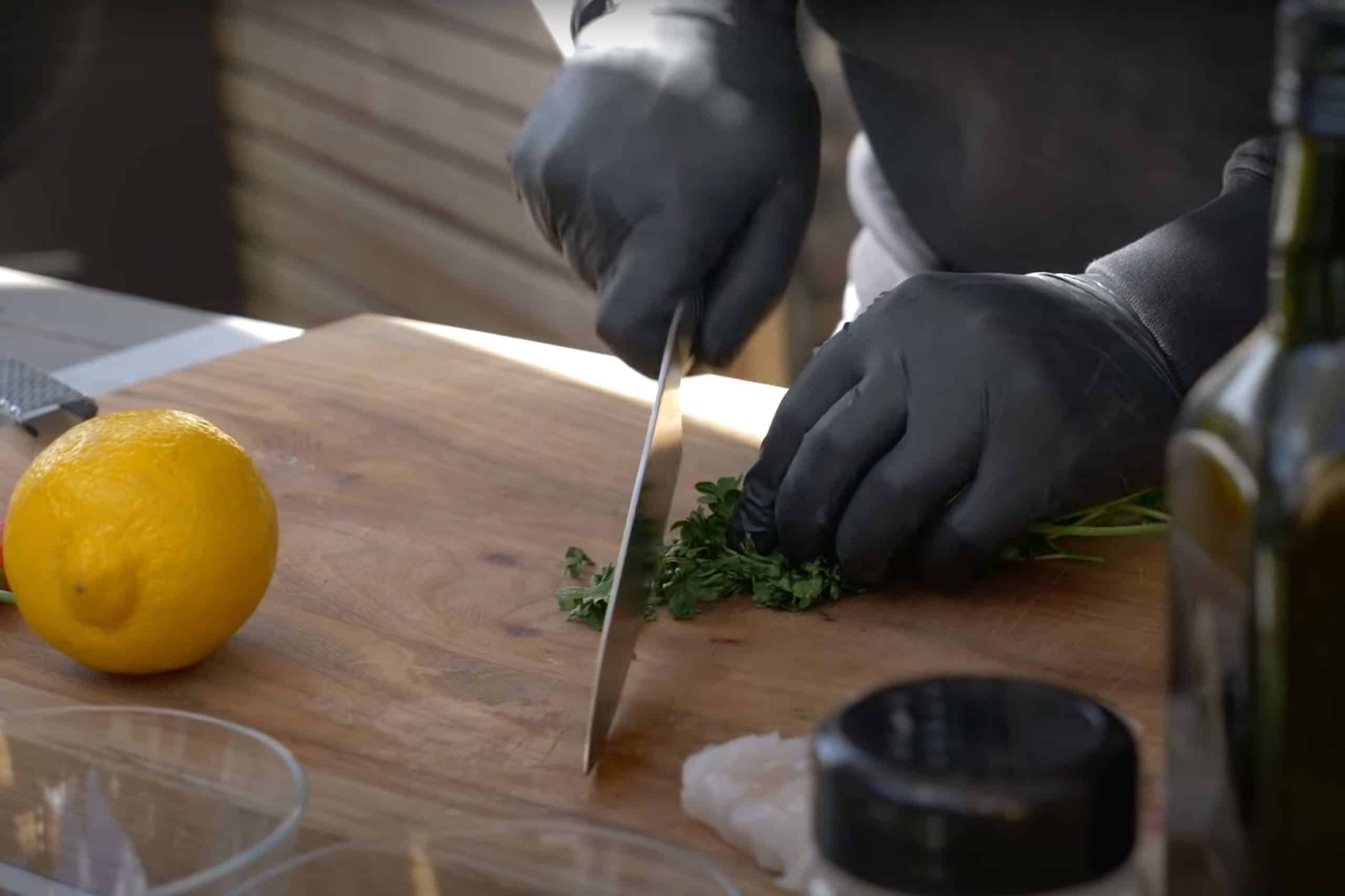 Kräuter werden mit einem Messer geschnitten